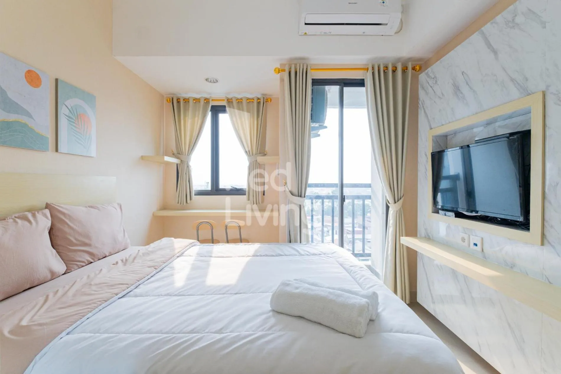 Bedroom, Bed in RedLiving Apartemen Jakarta Living Star - BoboRooms