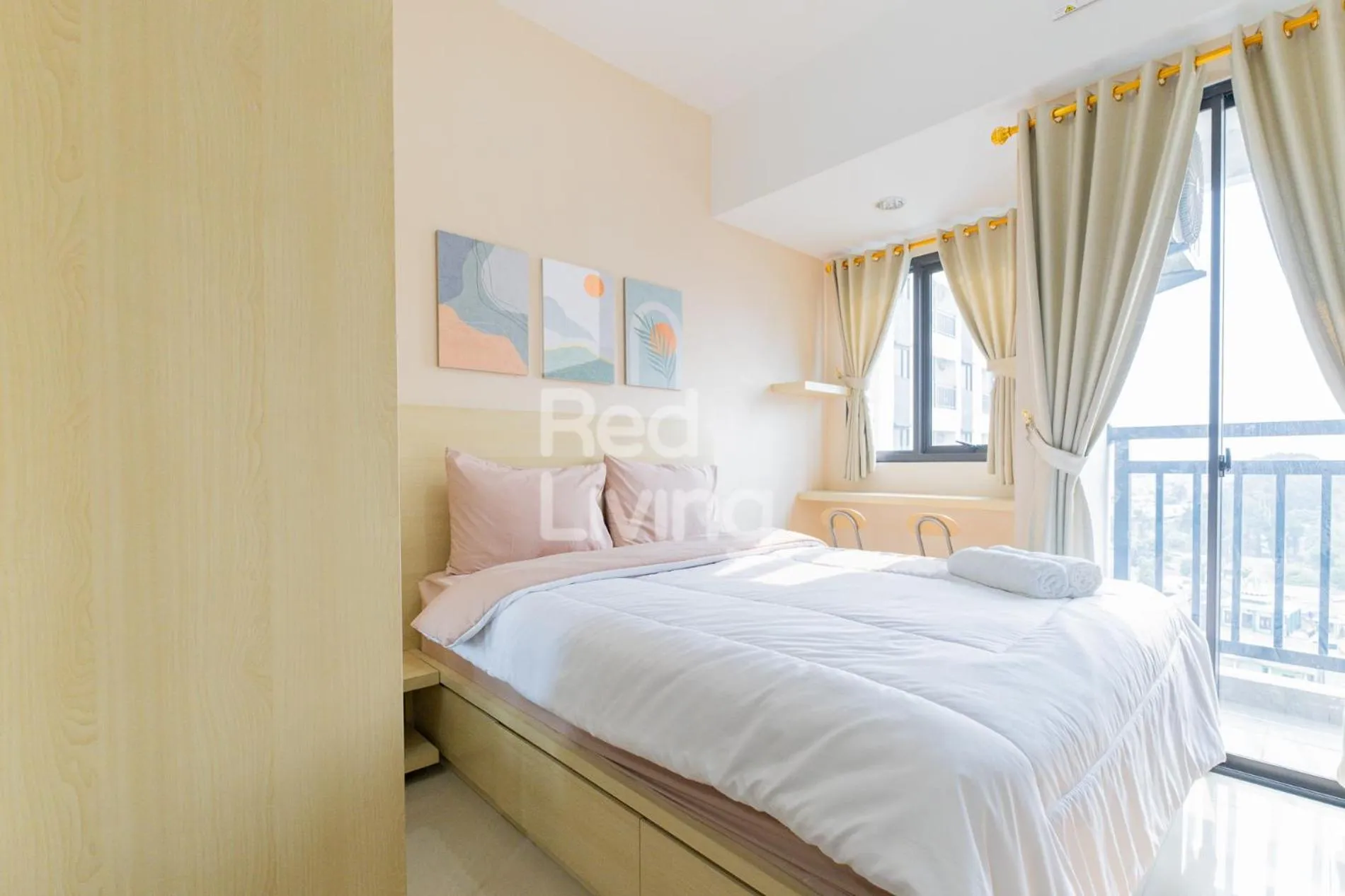 Bedroom, Bed in RedLiving Apartemen Jakarta Living Star - BoboRooms