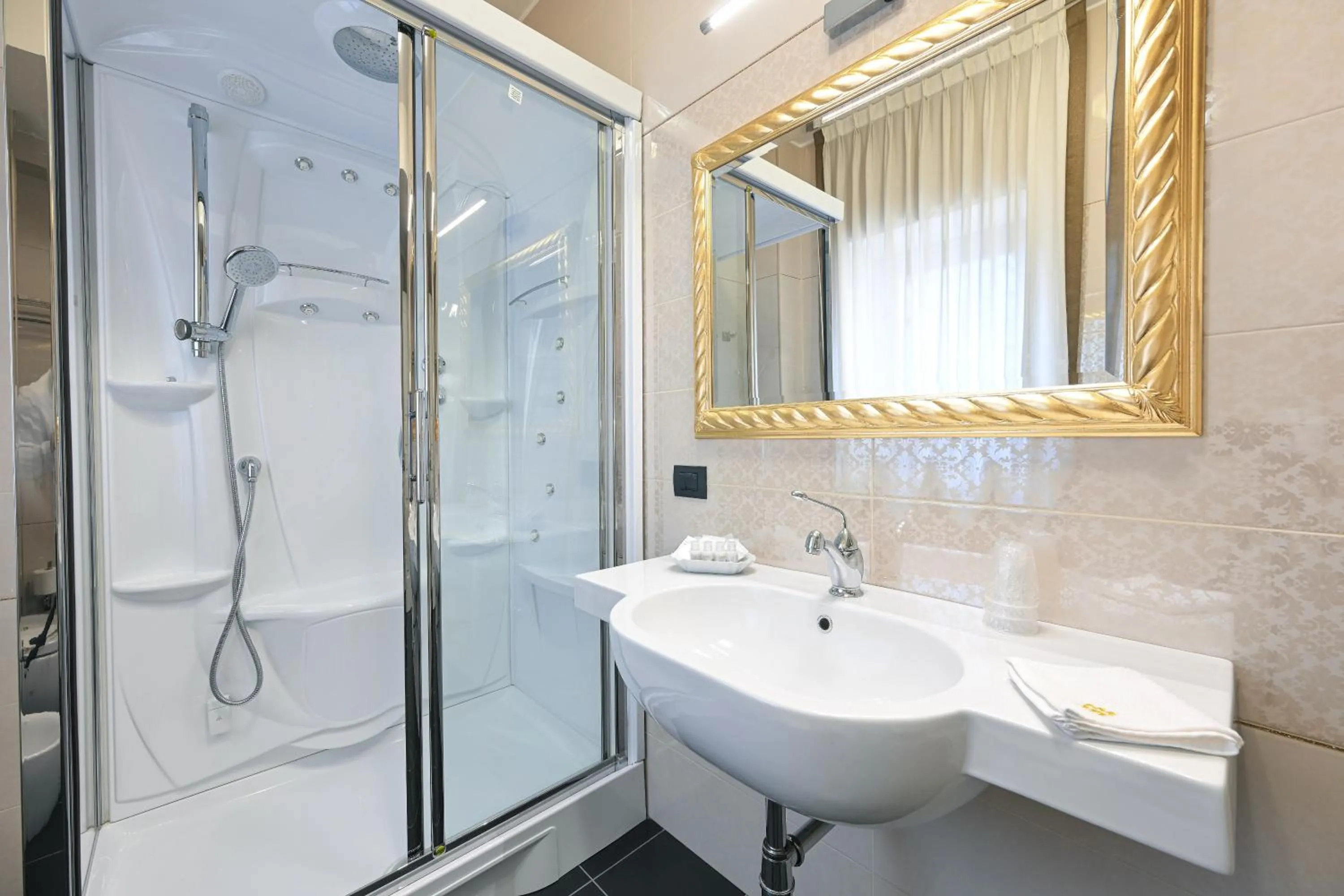 Shower in Hotel Mastrodattia