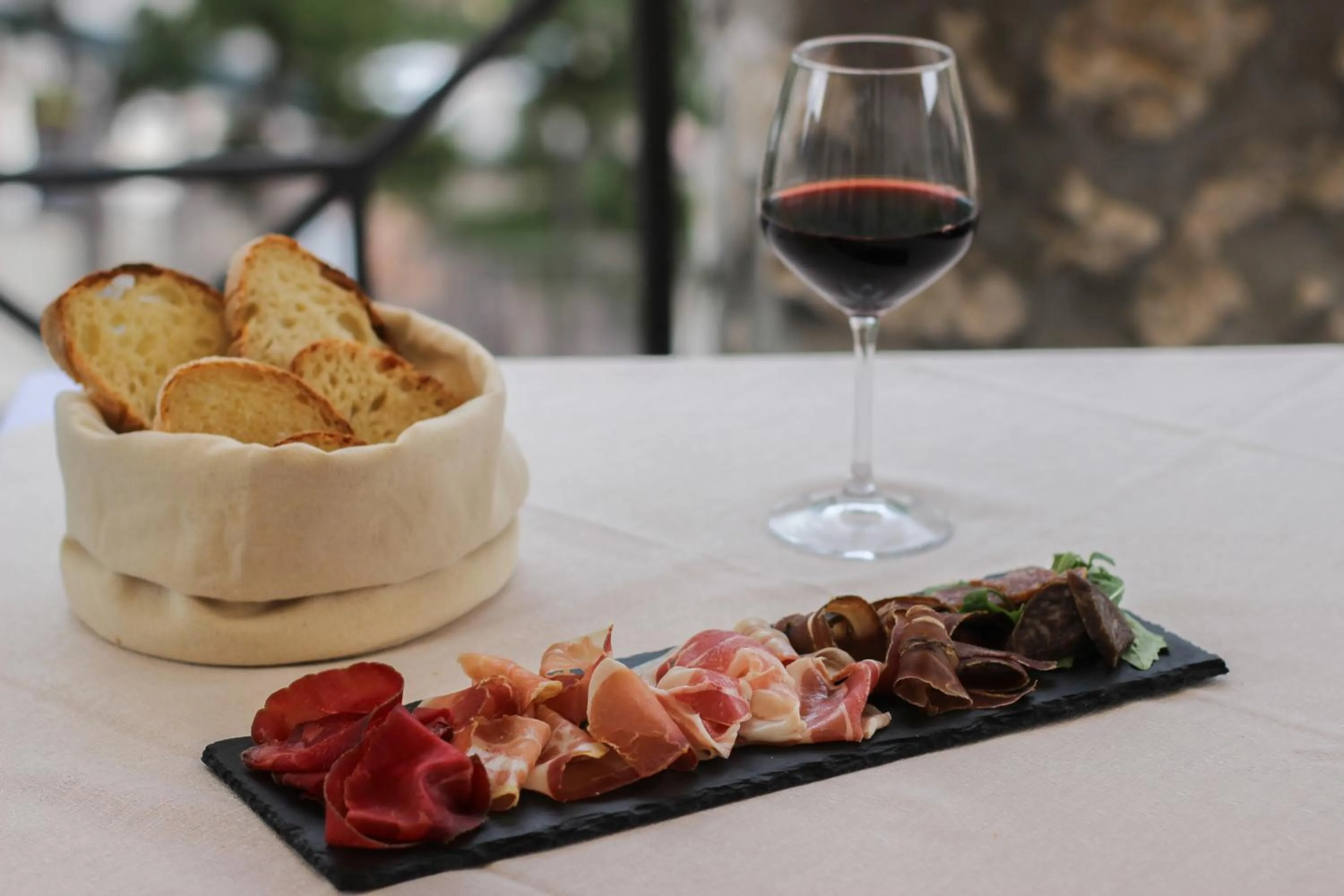 Restaurant/places to eat in Hotel Mastrodattia