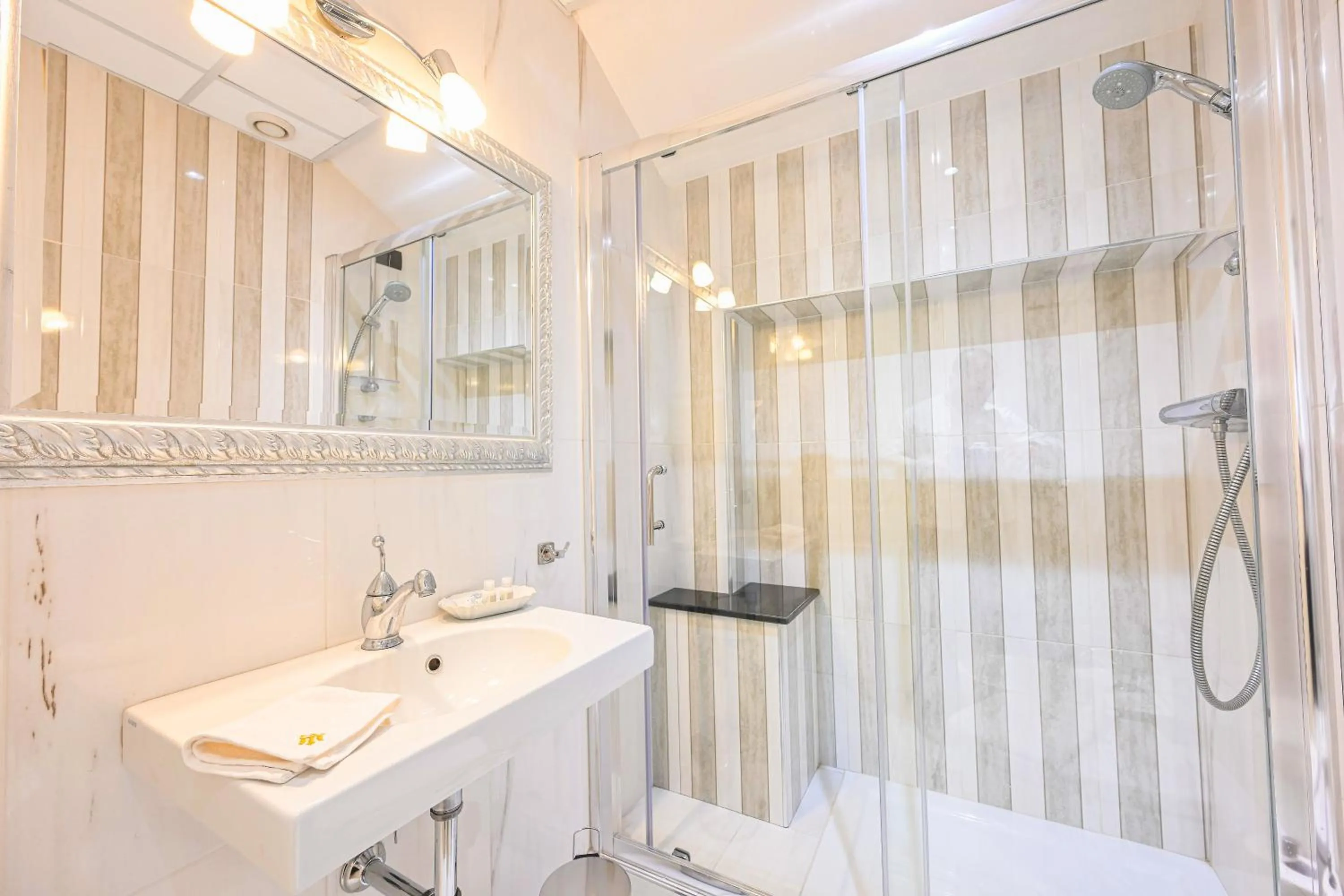 Shower in Hotel Mastrodattia