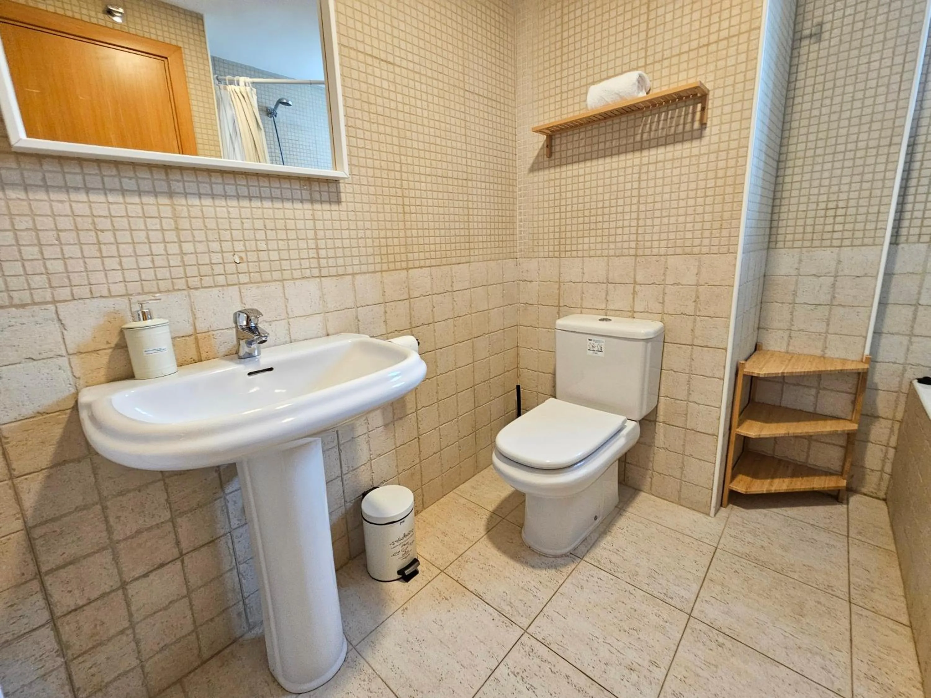 Toilet in Apartamentos Escarrilla Suites 3000