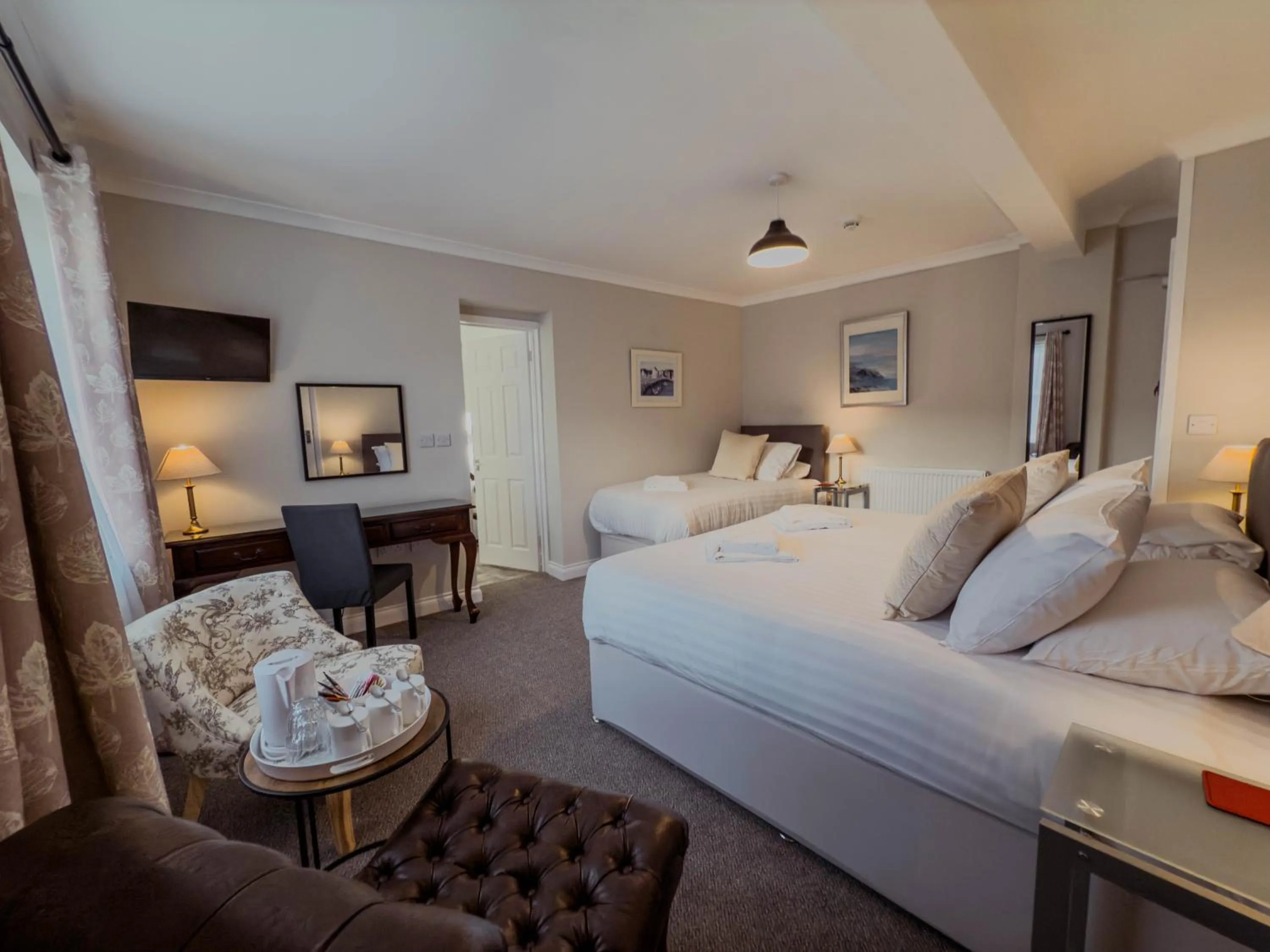 Photo of the whole room, Bed in Newport Quay