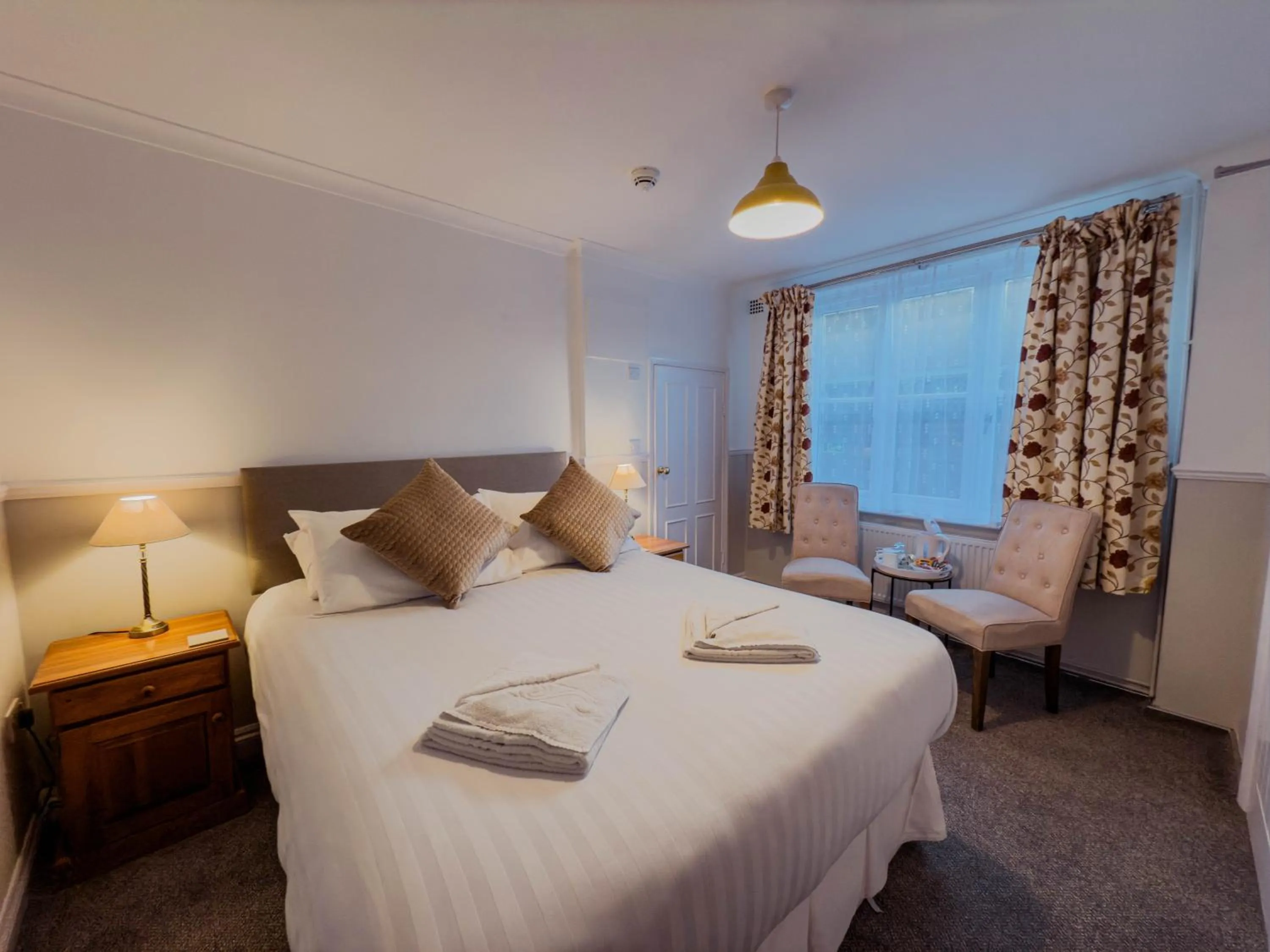 Photo of the whole room, Bed in Newport Quay