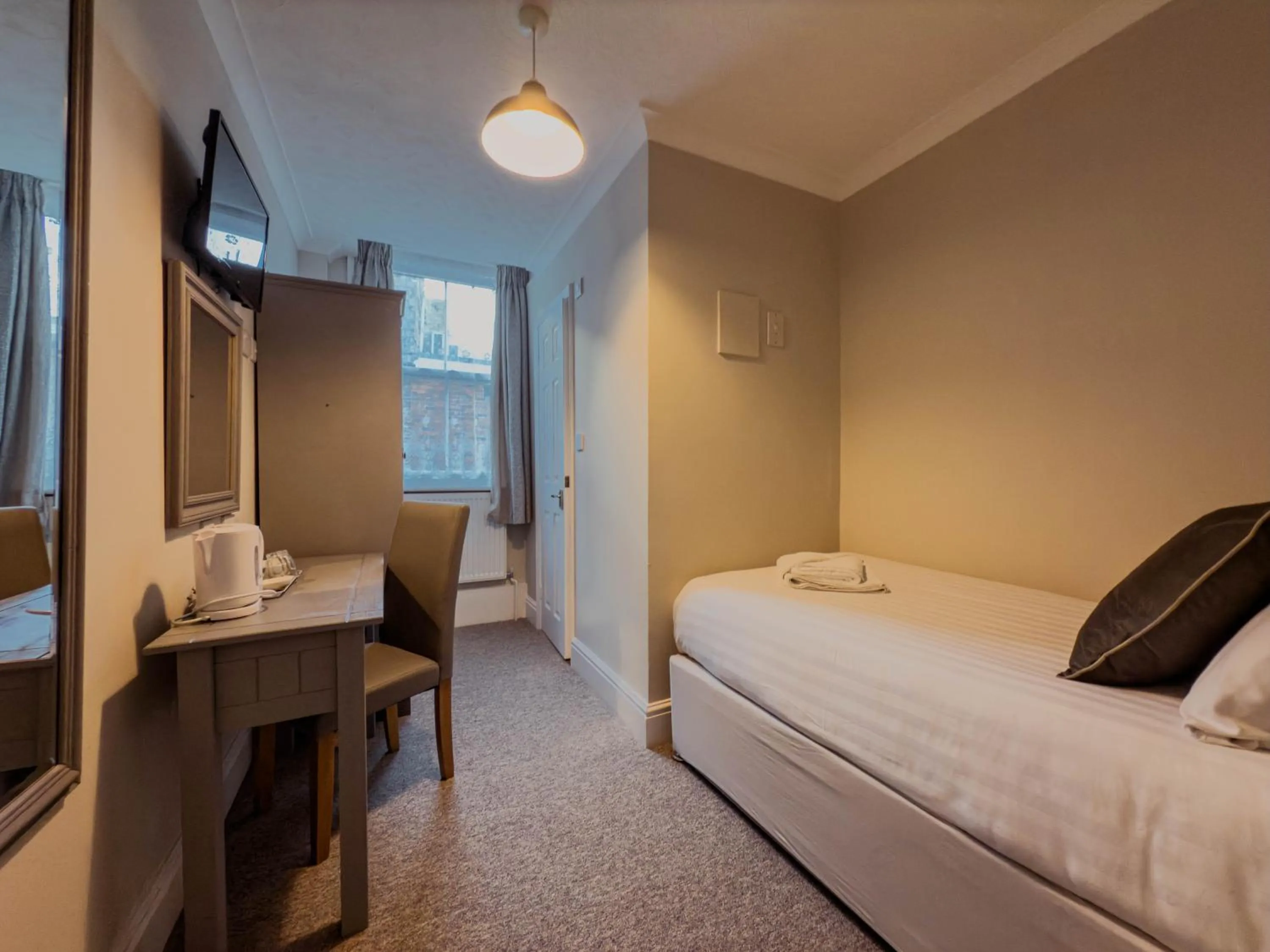 Photo of the whole room, Bed in Newport Quay