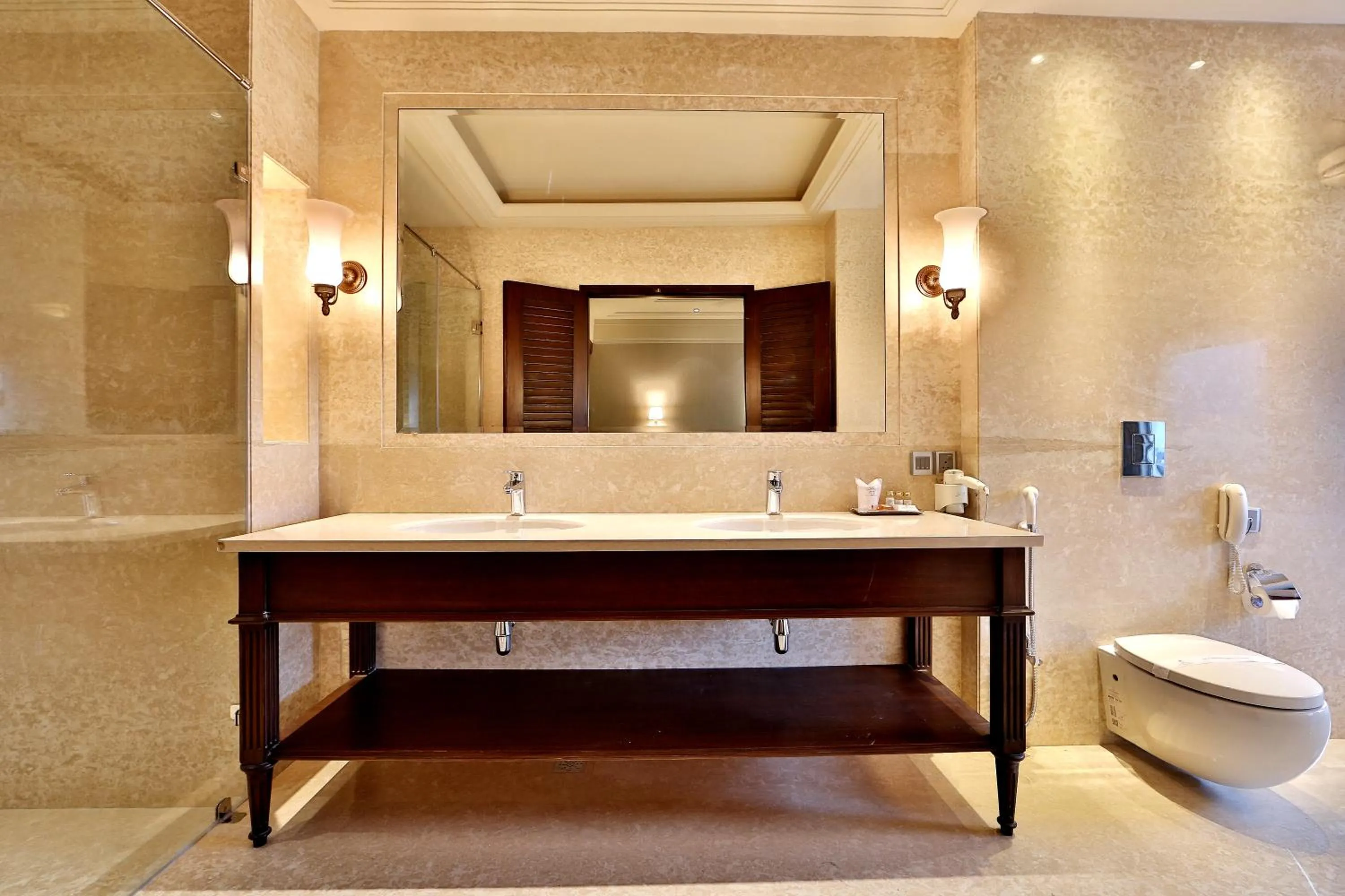 Bathroom in Hotel Maharaja Regency