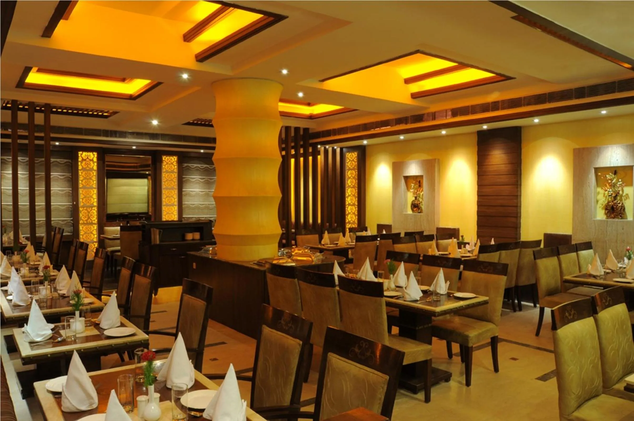 Restaurant/places to eat in Hotel Maharaja Regency