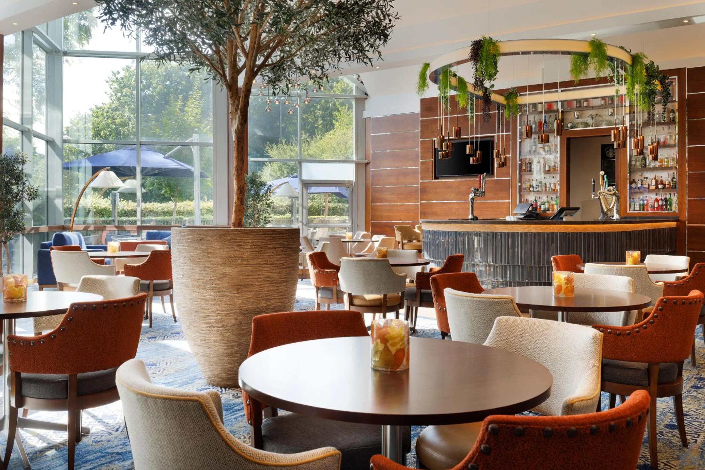 Lounge or bar in Crowne Plaza London - Gatwick Airport by IHG