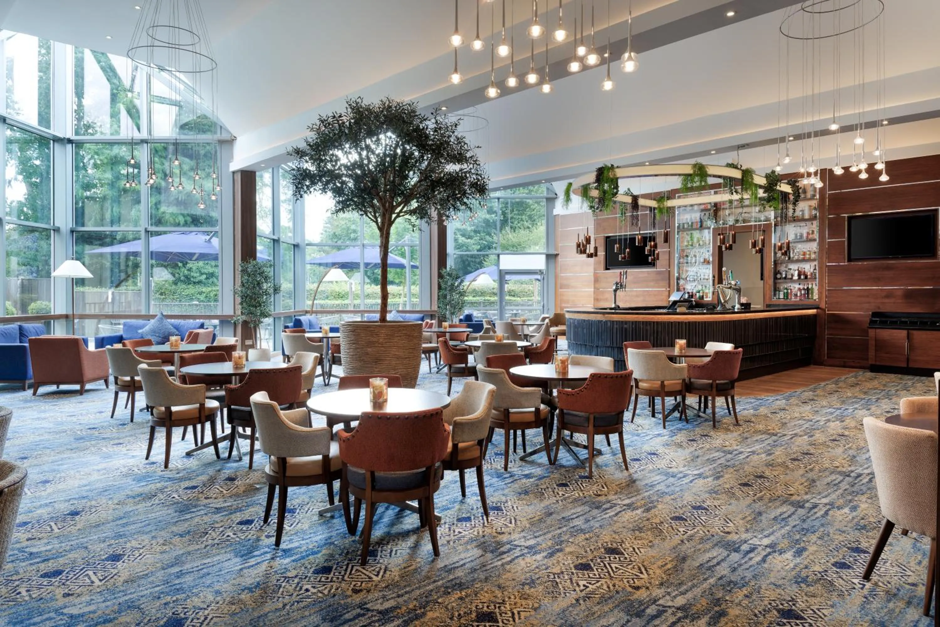 Lounge or bar in Crowne Plaza London - Gatwick Airport by IHG