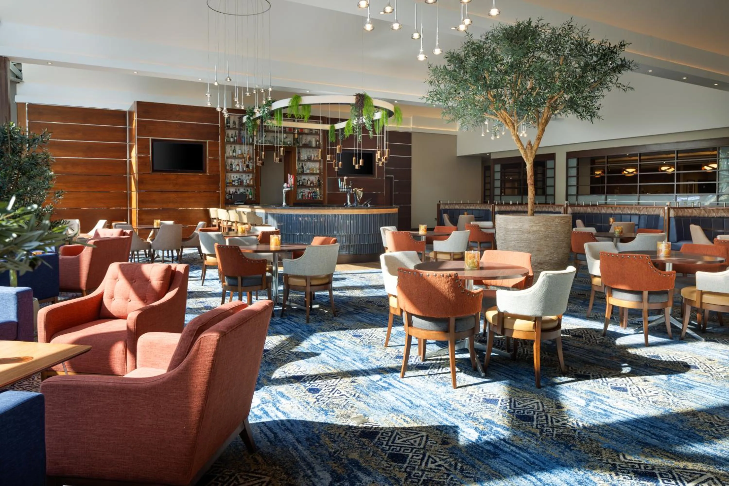Lounge or bar in Crowne Plaza London - Gatwick Airport by IHG