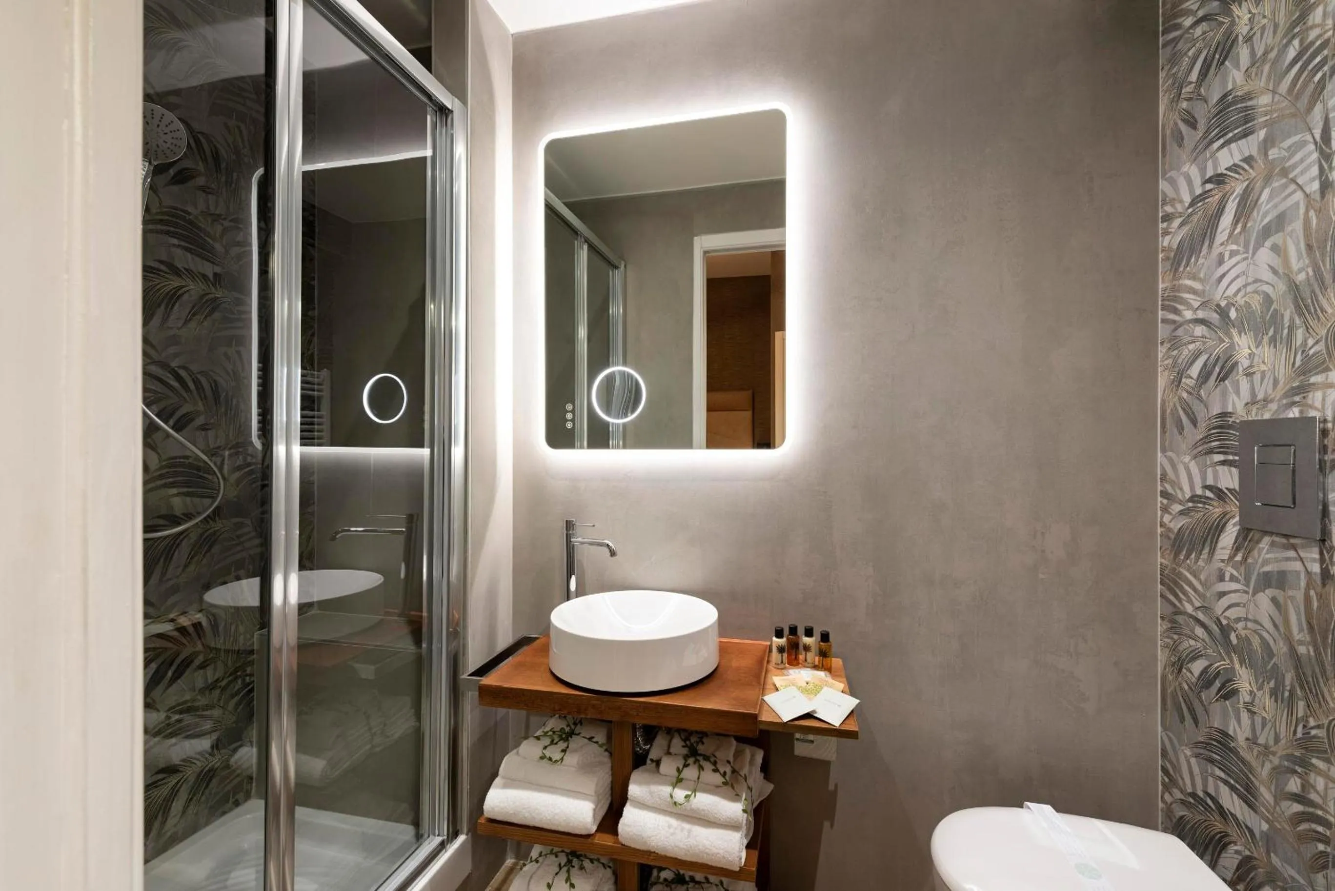 Shower in Royal Rooms Corso