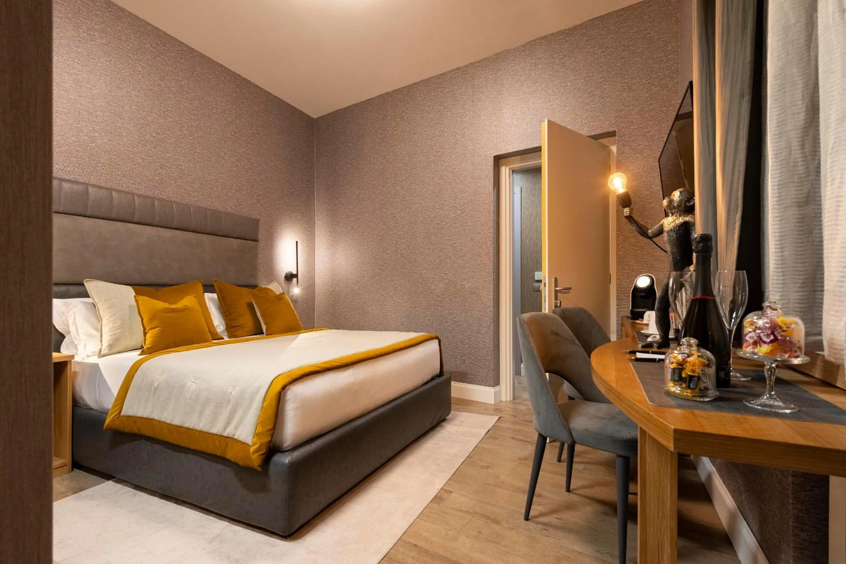 Guests, Bed in Royal Rooms Corso