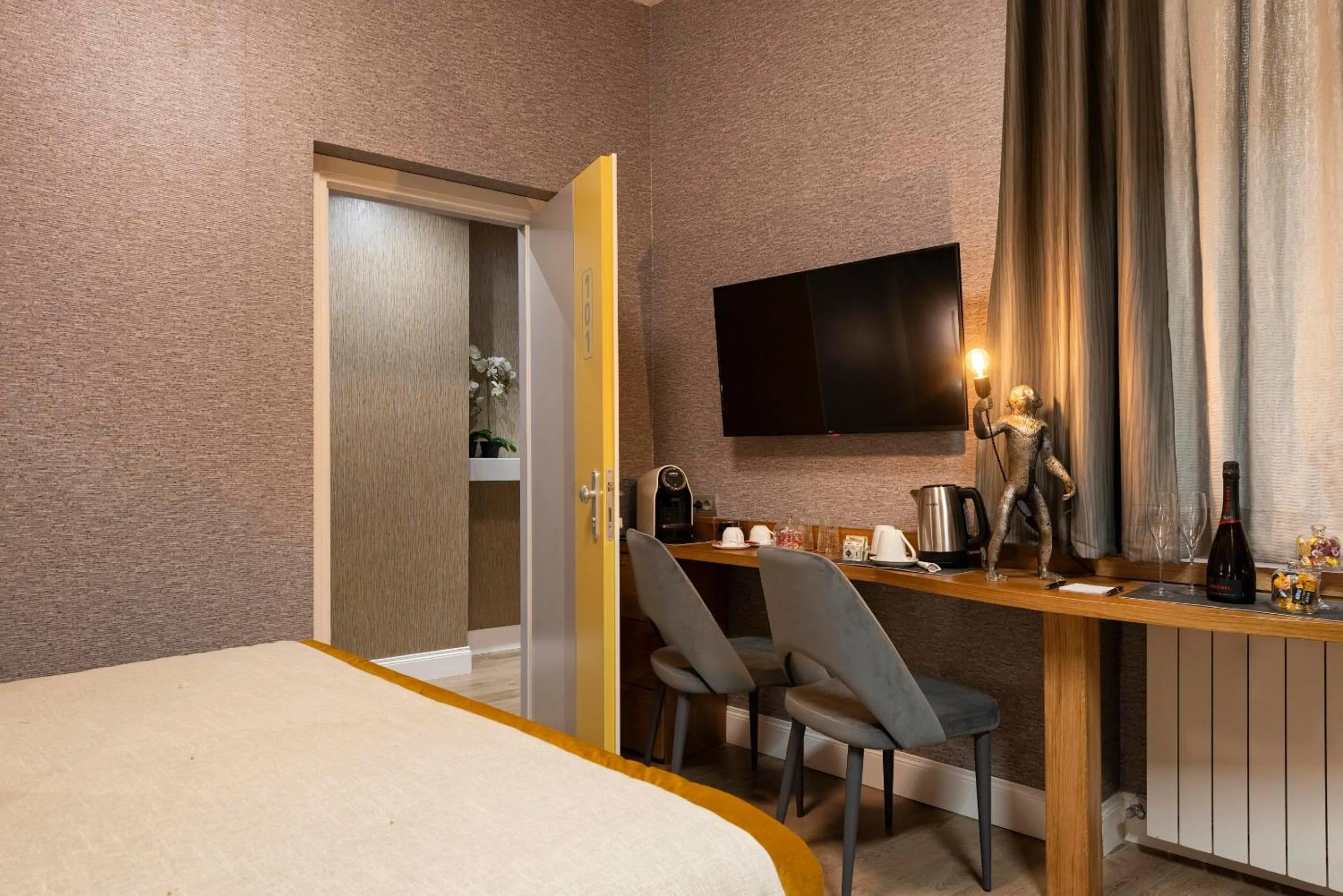 View (from property/room), Bed in Royal Rooms Corso