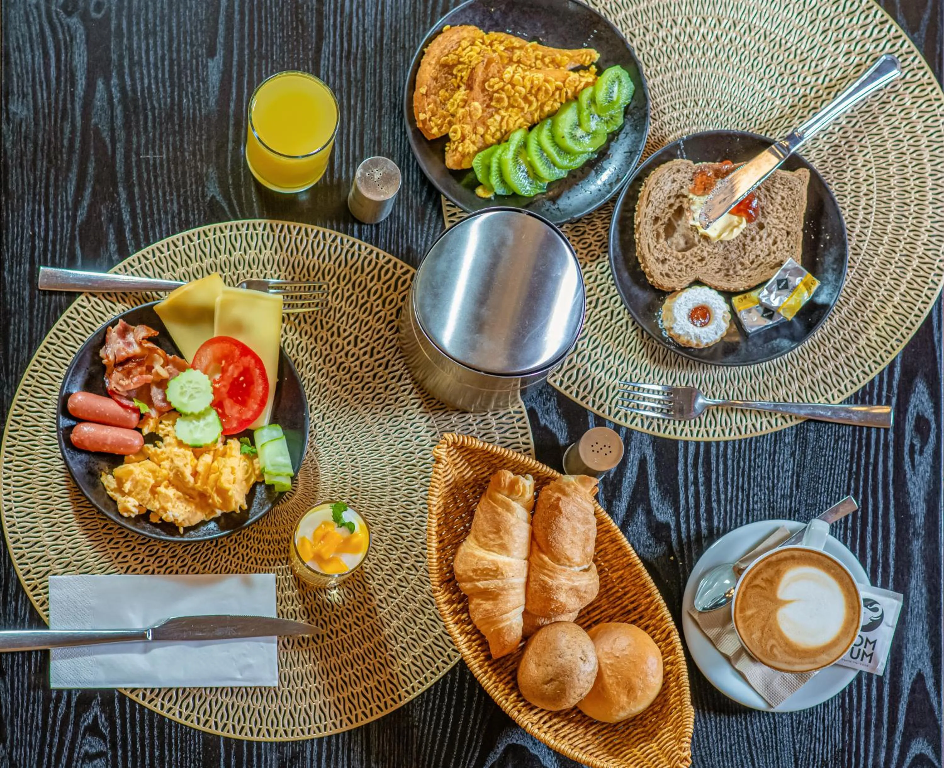 Food and drinks in Andrassy Thai Hotel