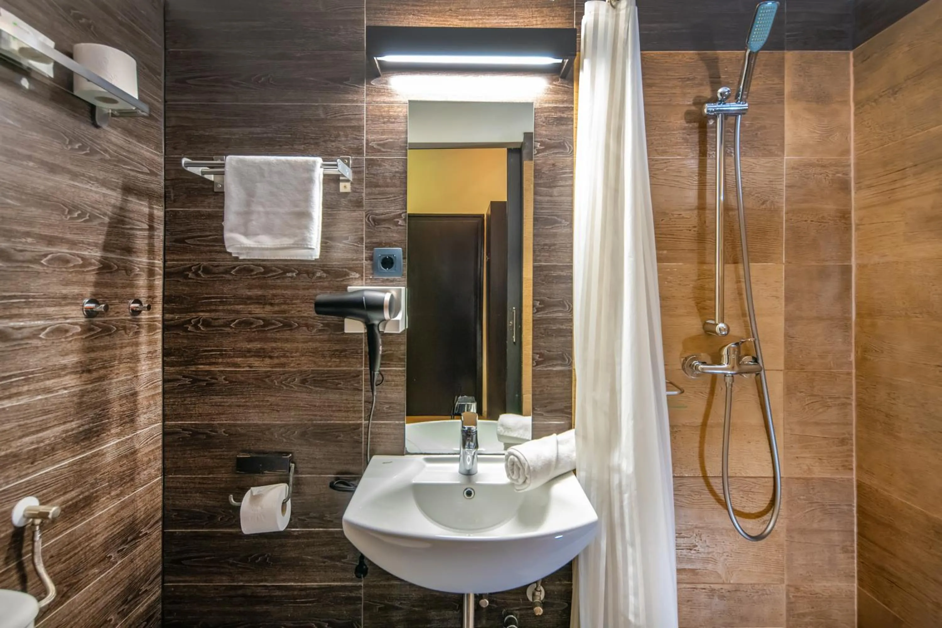 Shower in Andrassy Thai Hotel