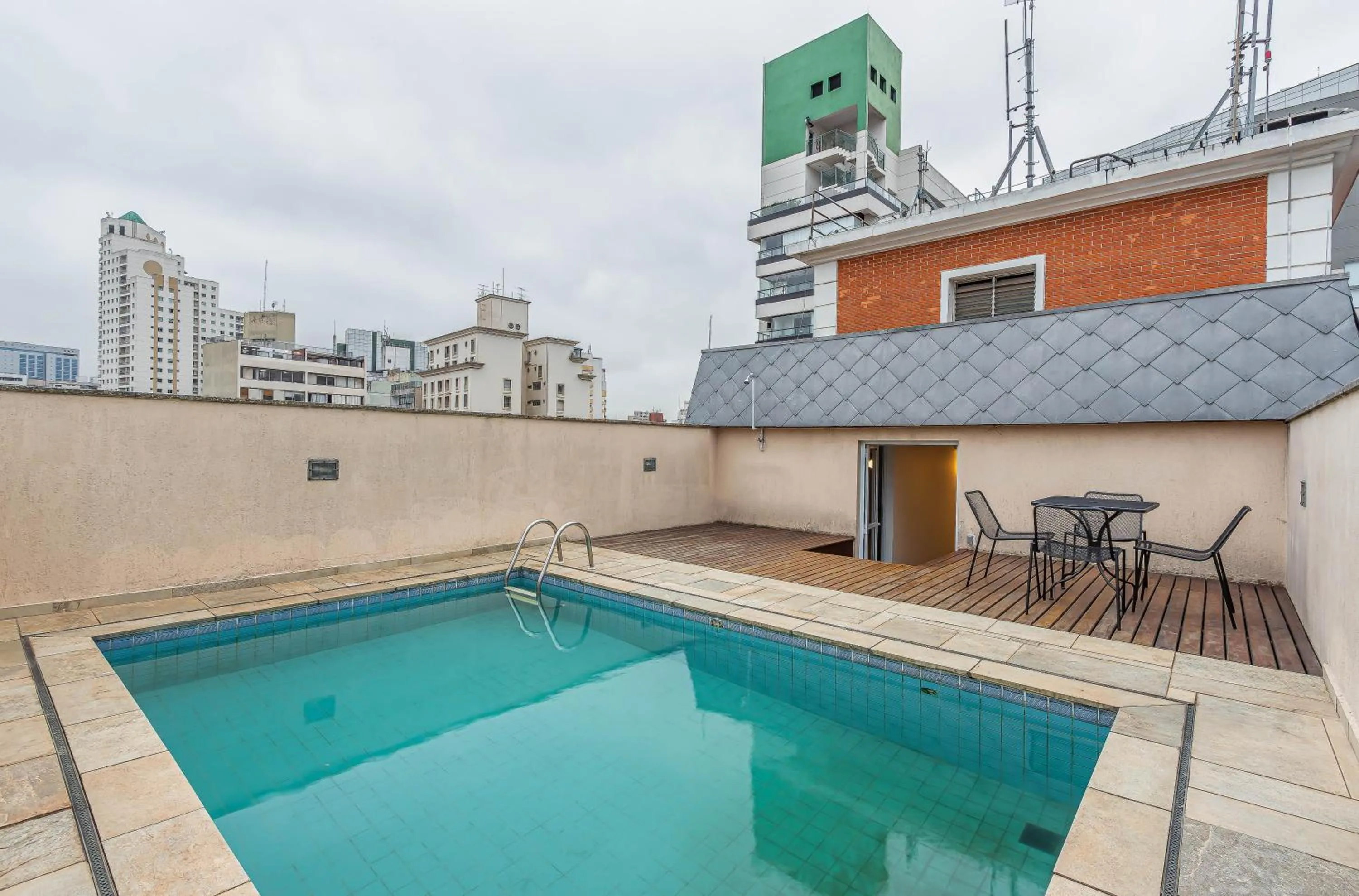Balcony/Terrace in Yuca Parque na Augusta com piscina