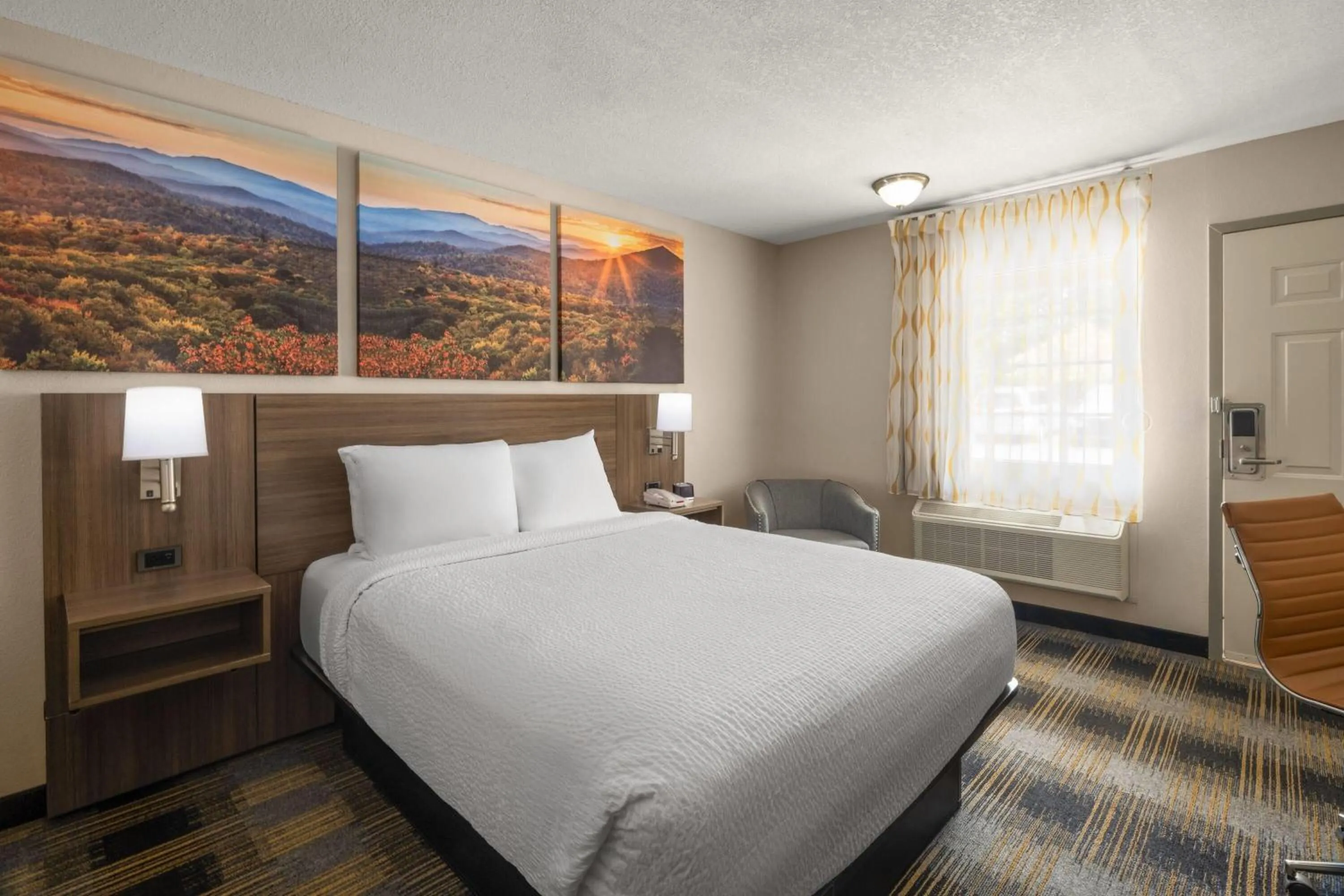 Photo of the whole room, Bed in Days Inn by Wyndham Canton