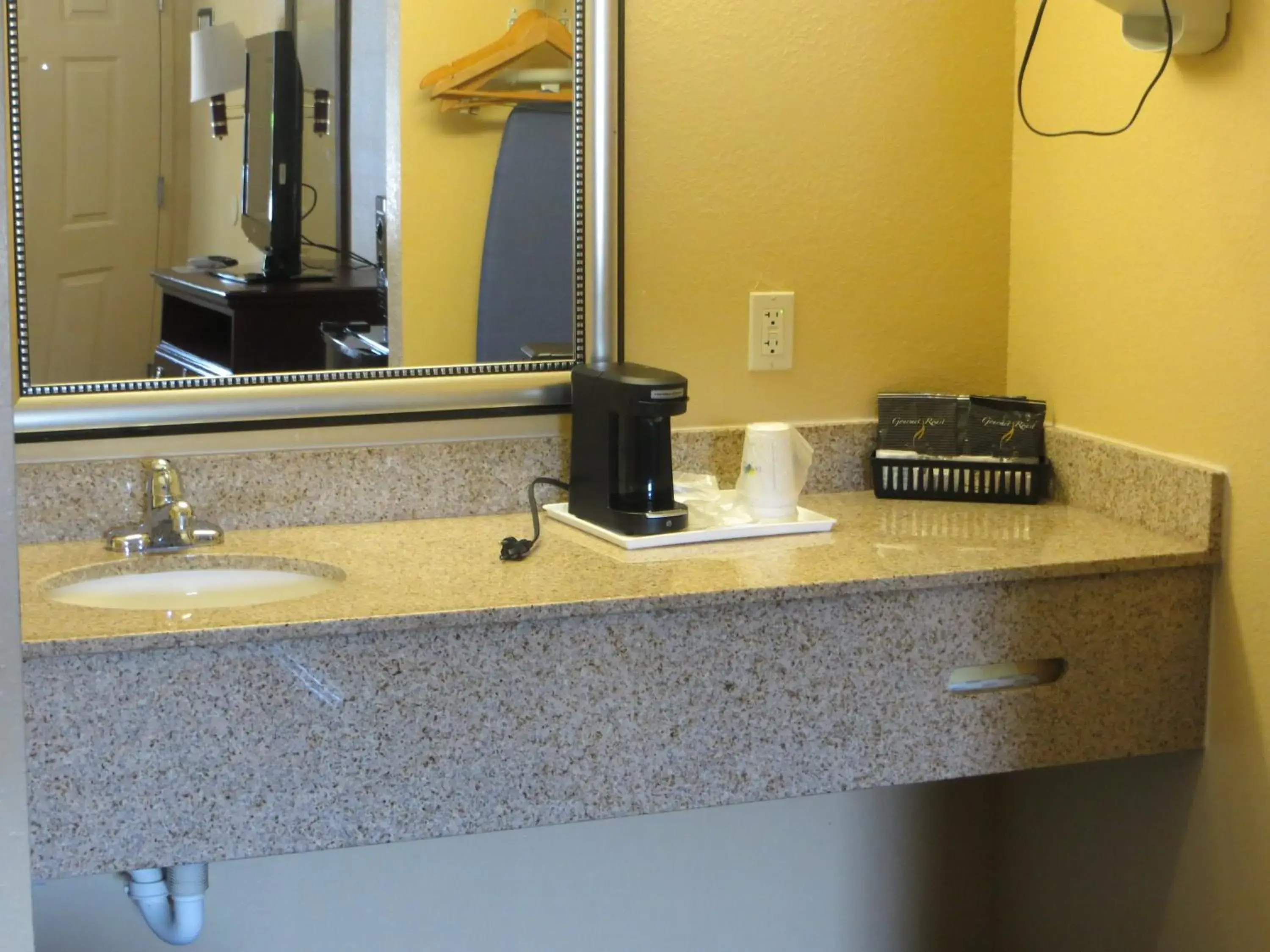 Double Room with Two Double Beds - Non-Smoking in Days Inn by Wyndham Canton Double Room with Two Double Beds - Non-Smoking in Days Inn by Wyndham Canton