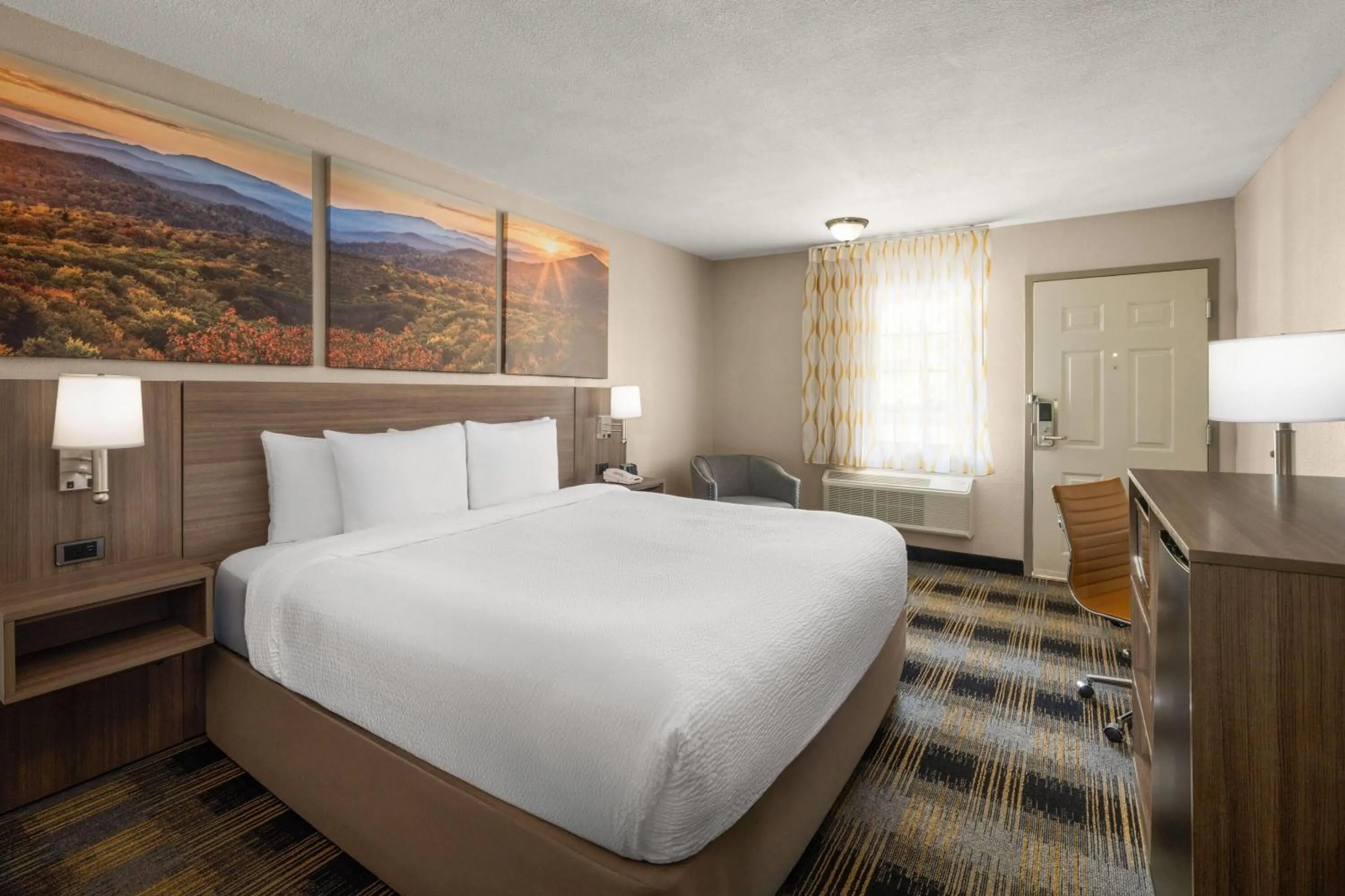 Photo of the whole room, Bed in Days Inn by Wyndham Canton