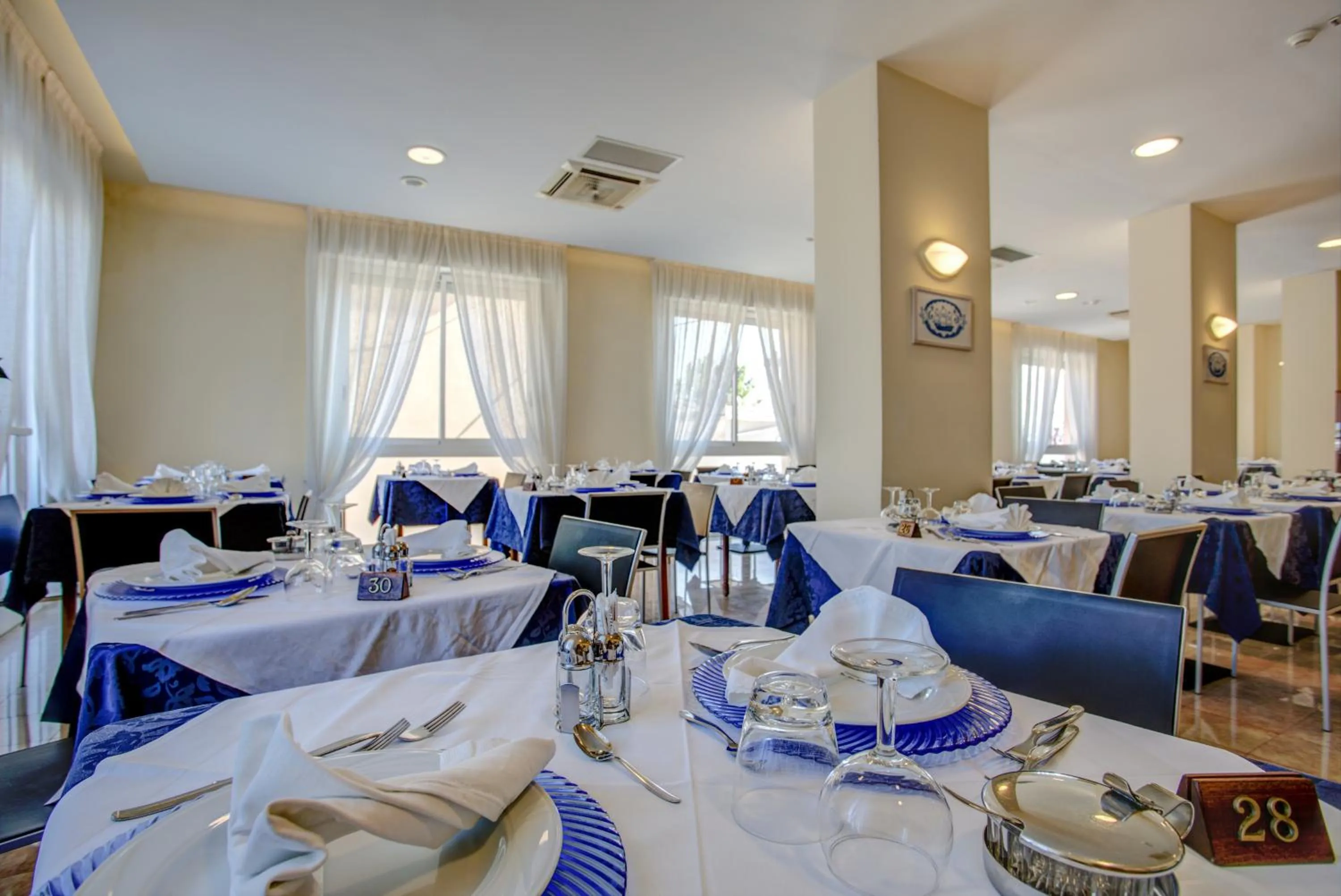 Restaurant/places to eat in Hotel Olympia