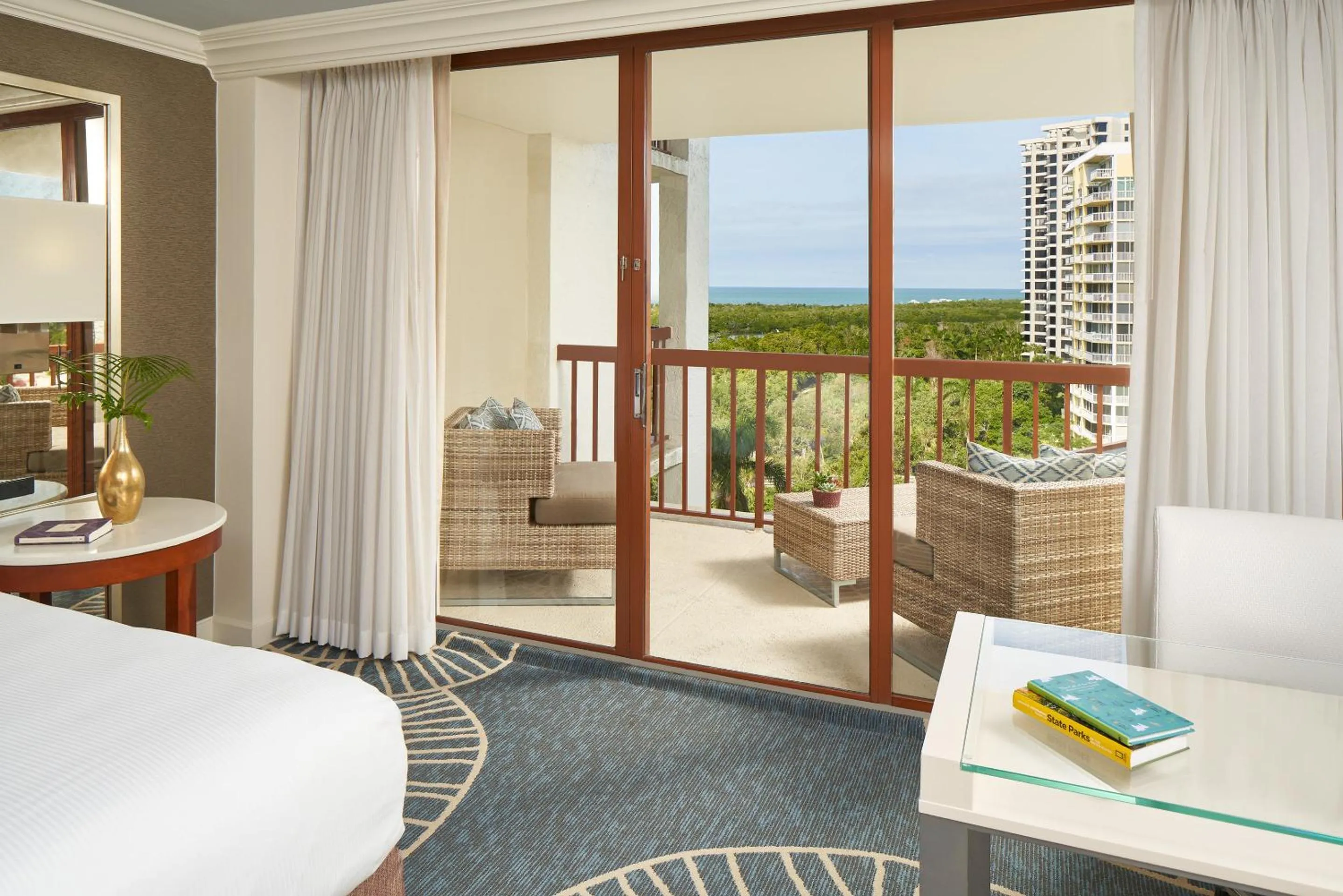 Balcony/Terrace, Bed in Naples Grande Beach Resort