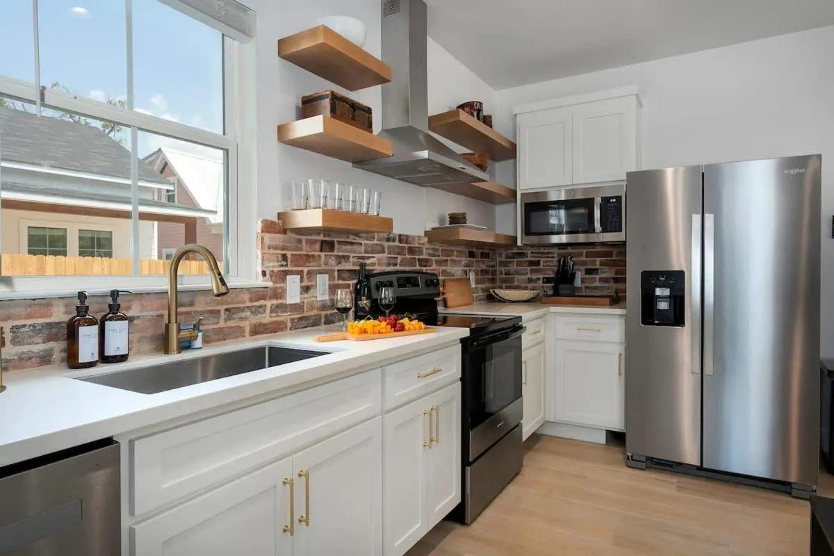 Kitchen or kitchenette in Southern Vine Sip and Stay Combo