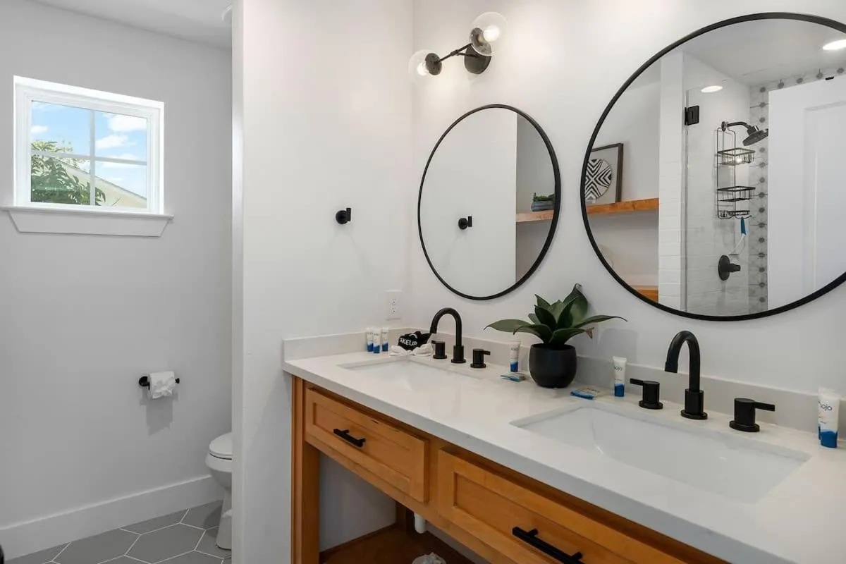 Bathroom in Southern Vine Sip and Stay Combo