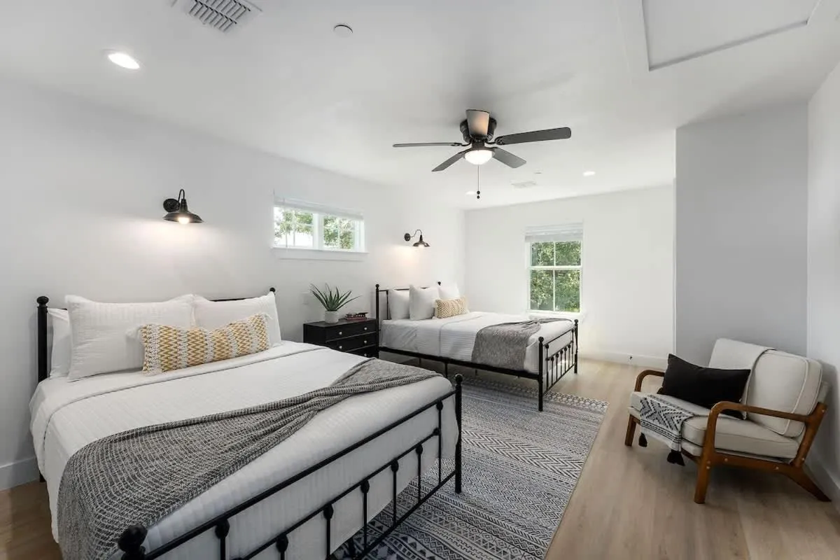 Bed in Southern Vine Sip and Stay Combo