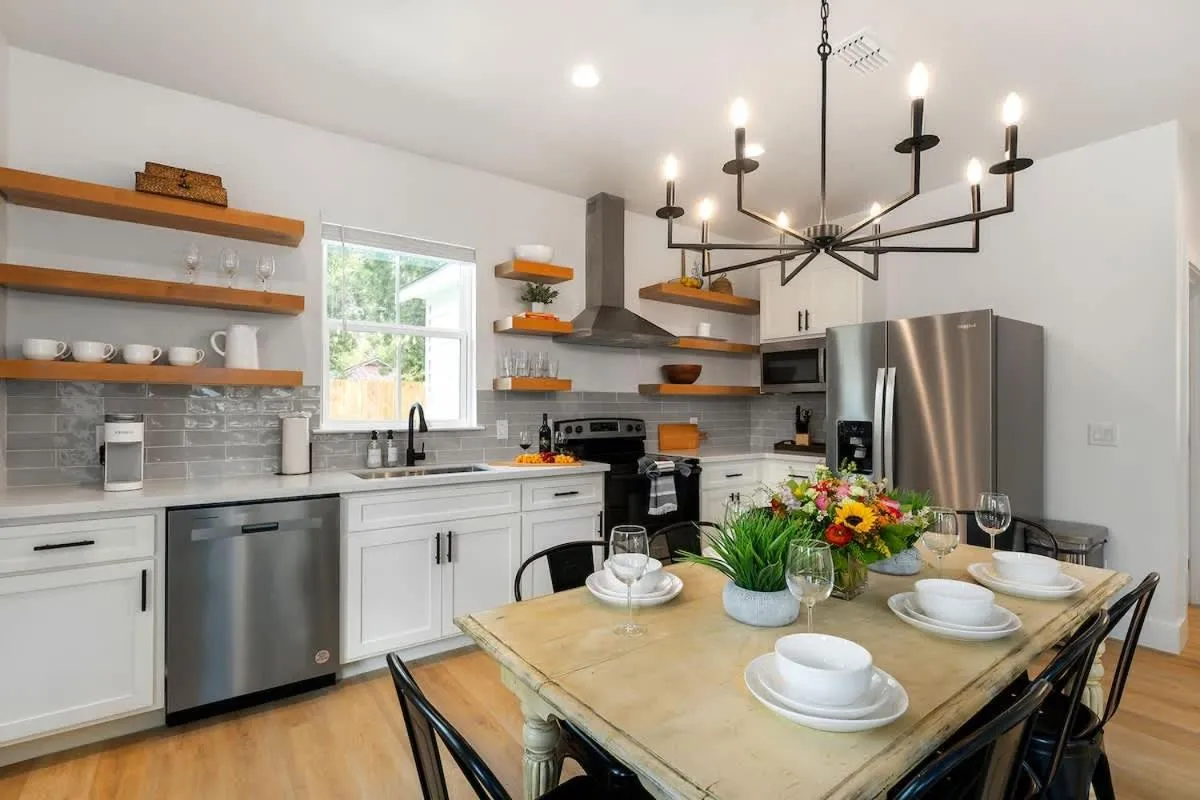 Dining area in Southern Vine Sip and Stay Combo