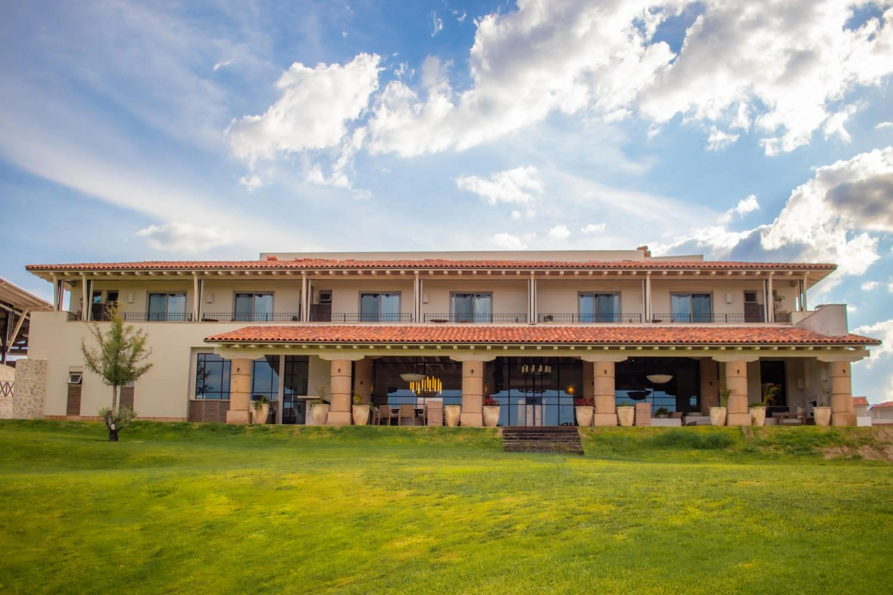 Property building in Hotel Vinícola Parvada by Lumina