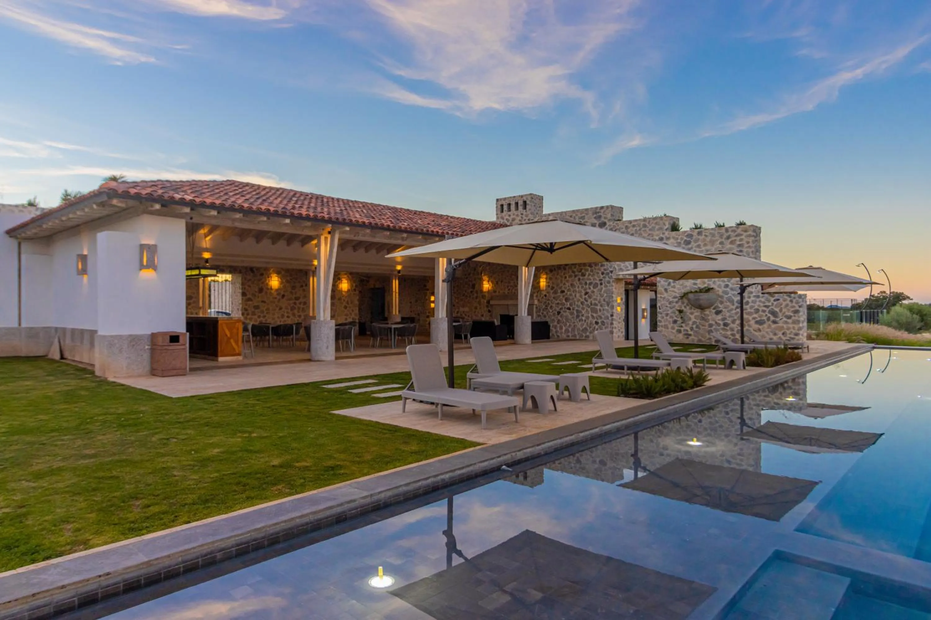 Swimming pool in Hotel Vinícola Parvada by Lumina