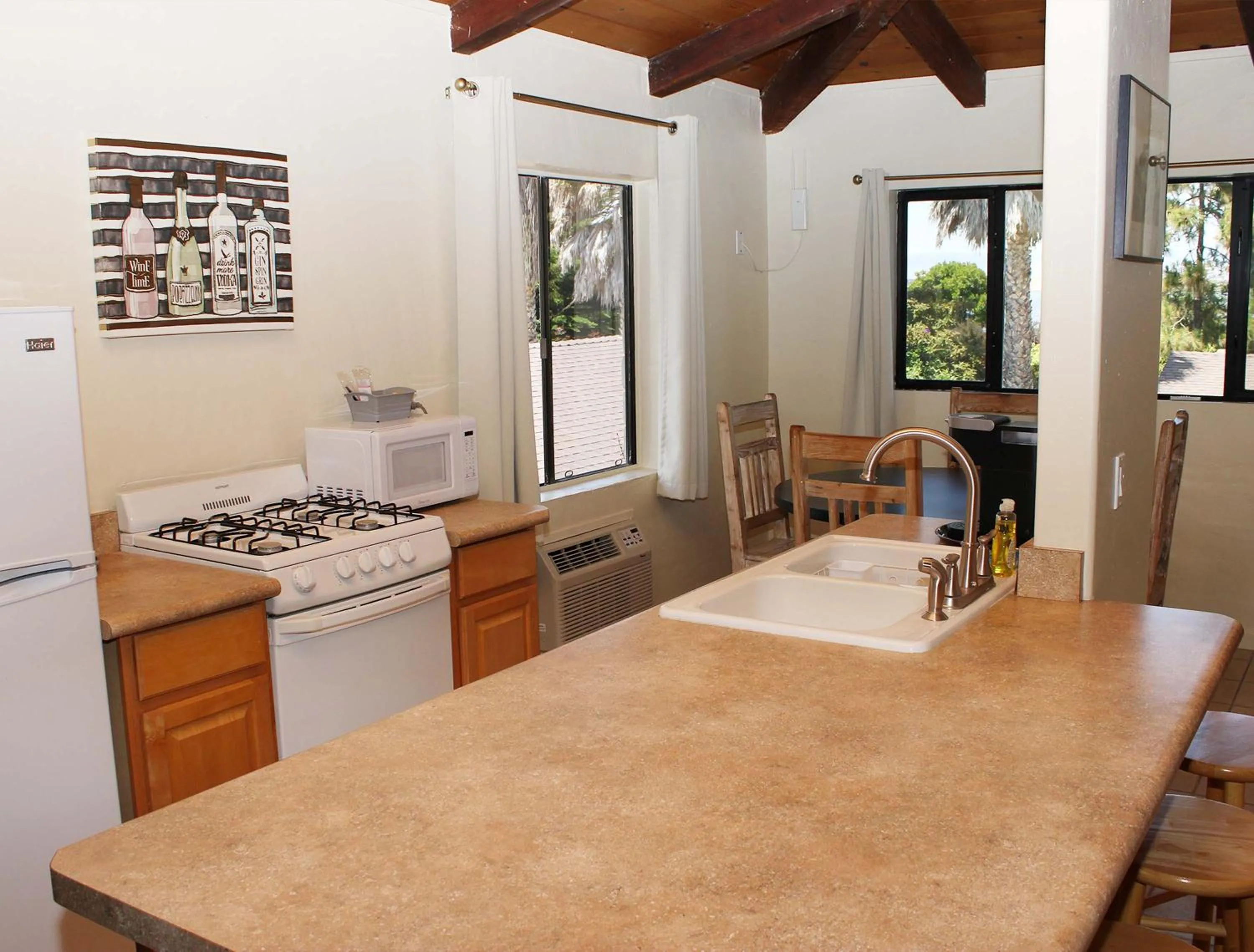 Kitchen or kitchenette in Back Bay Inn