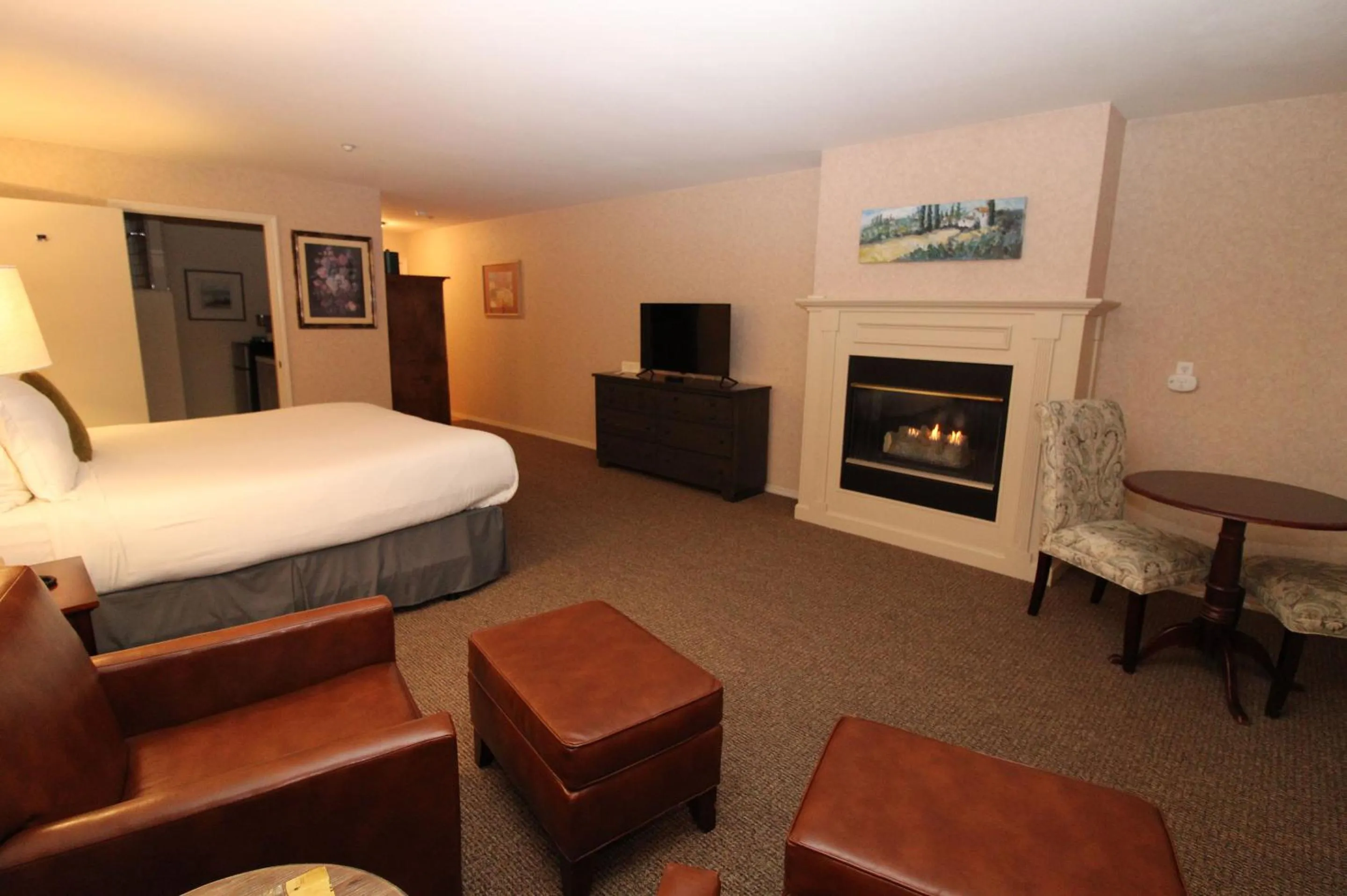 Photo of the whole room, Bed in Back Bay Inn