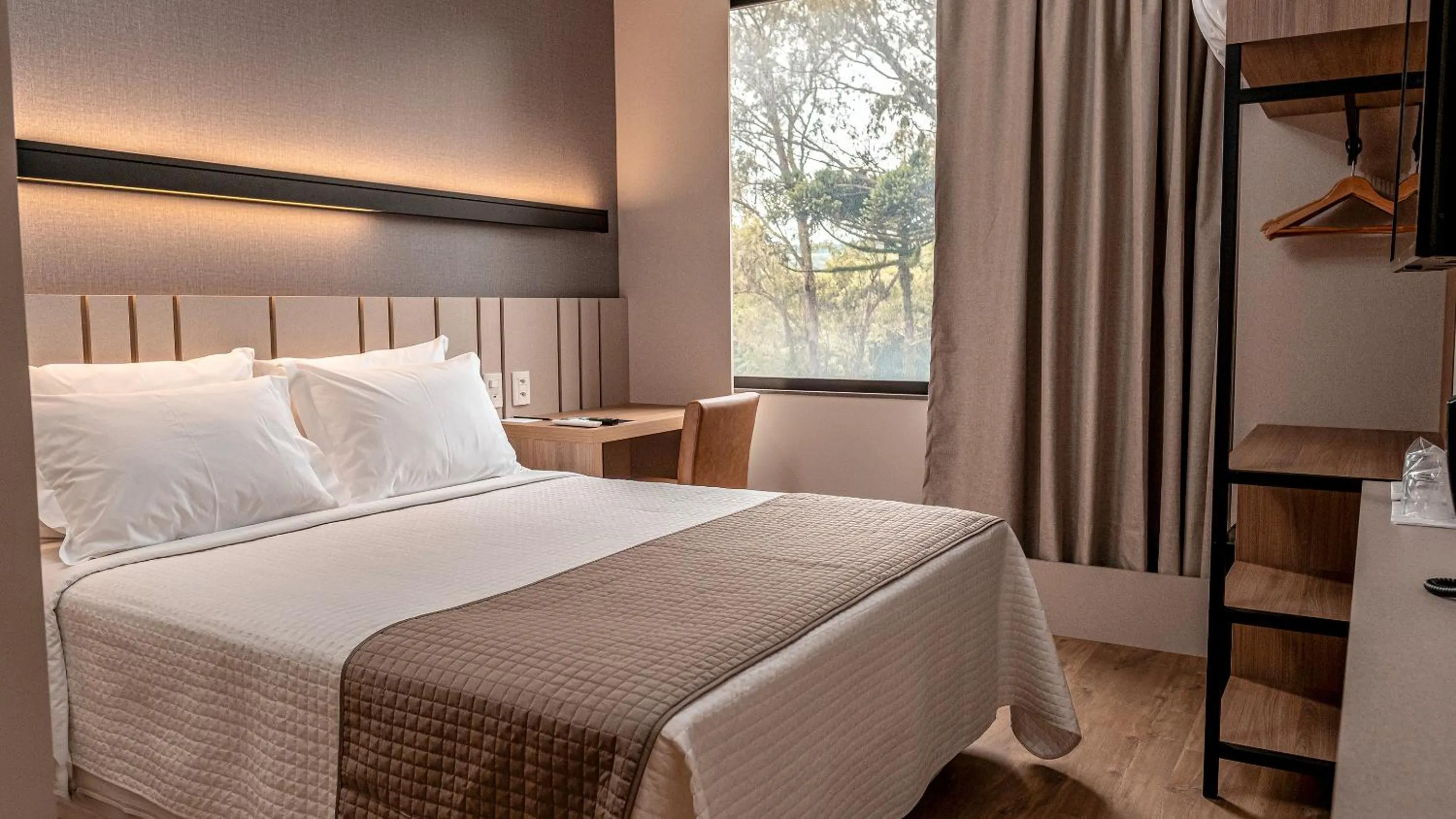 Photo of the whole room, Bed in Plaza Hotel & Boulevard Convention - Vale dos Vinhedos