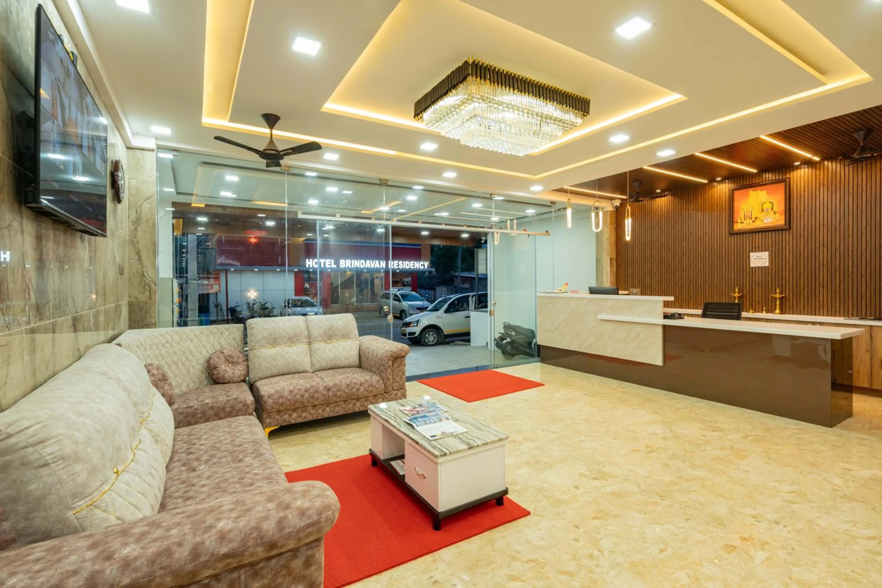 Communal lounge/ TV room in HOTEL NATCHATHRA