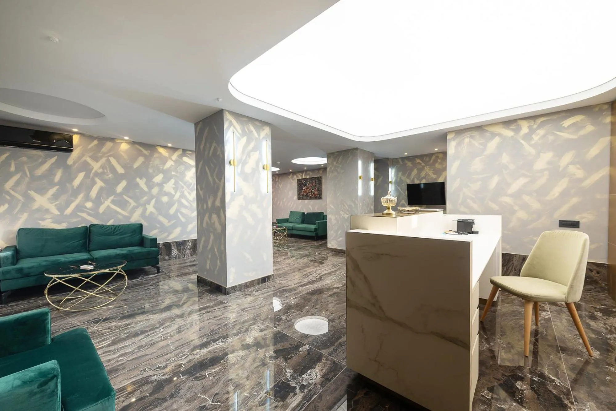 Communal lounge/ TV room in Yasu Luxury Rooms