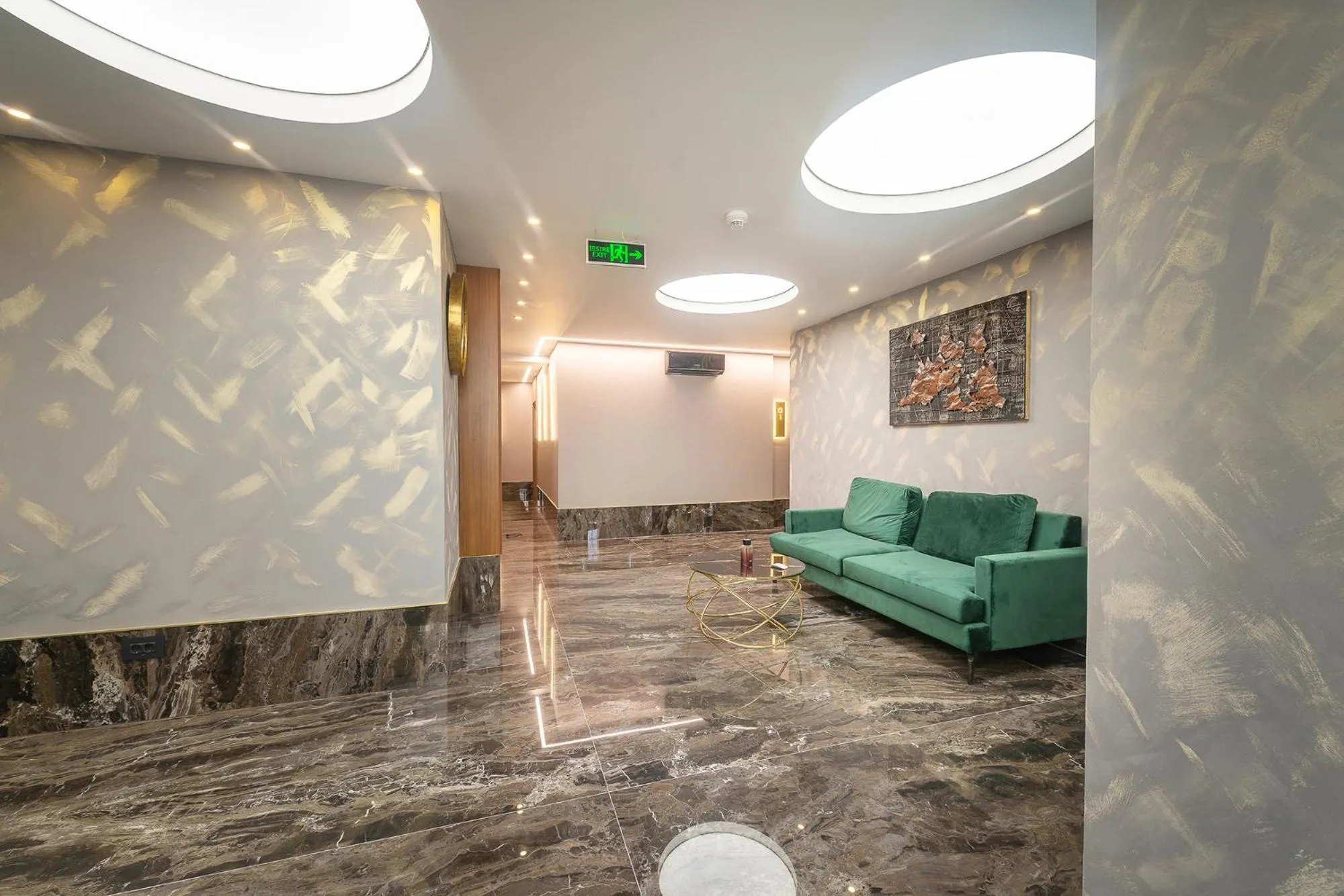 Communal lounge/ TV room in Yasu Luxury Rooms