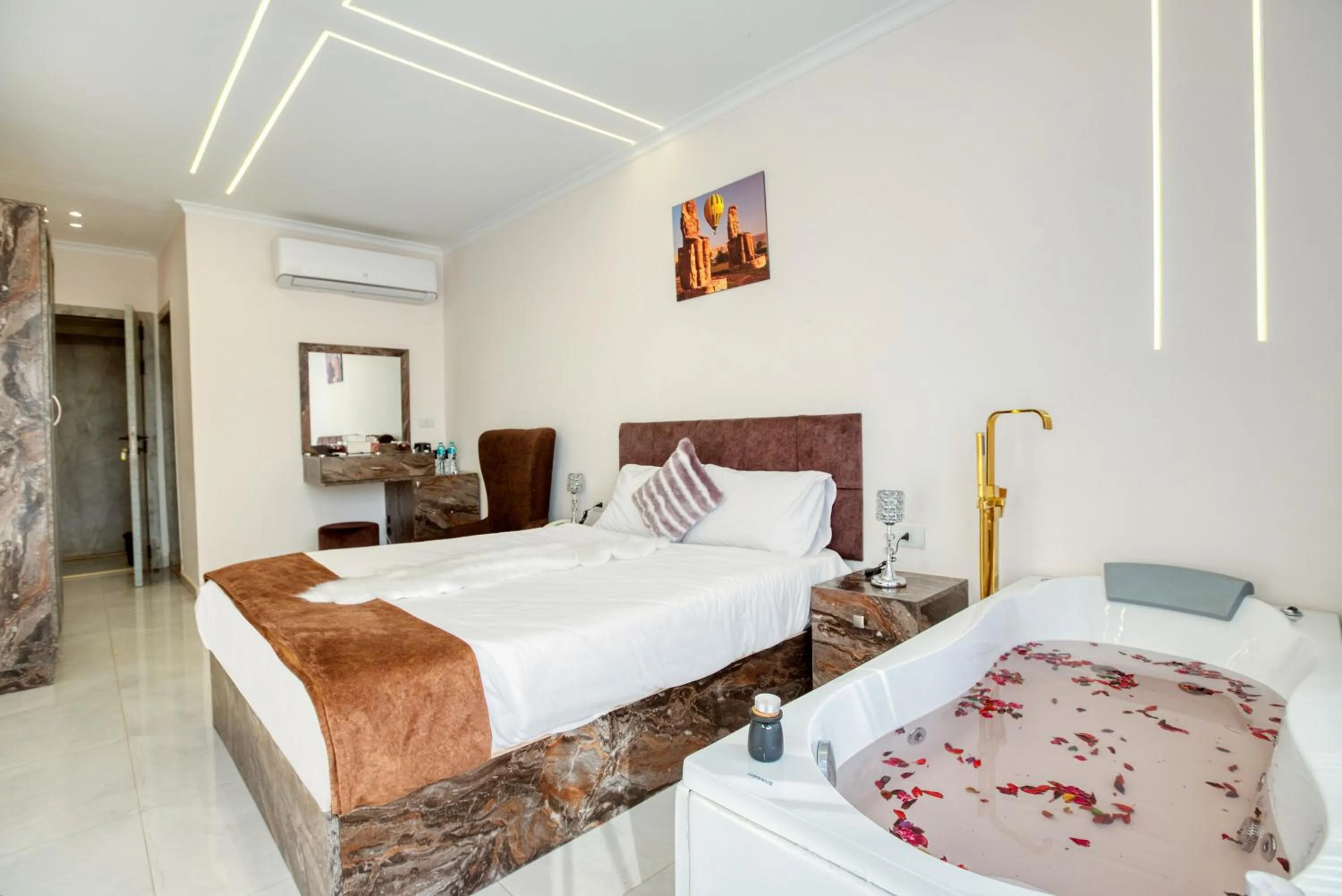 Suite with Balcony in Tree Lounge Pyramids View INN , Sphinx Giza