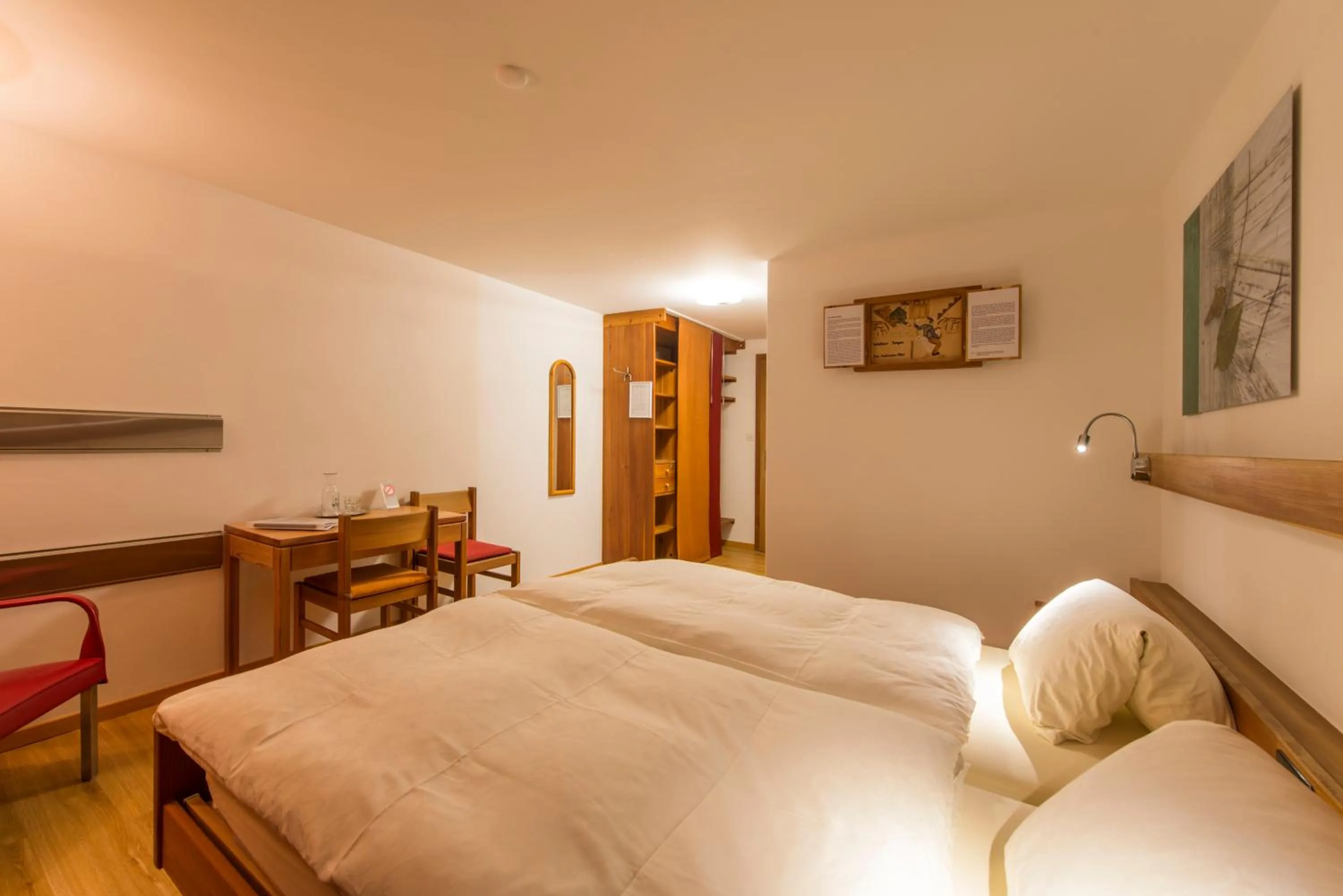 Seating area, Bed in Hotel Glocke