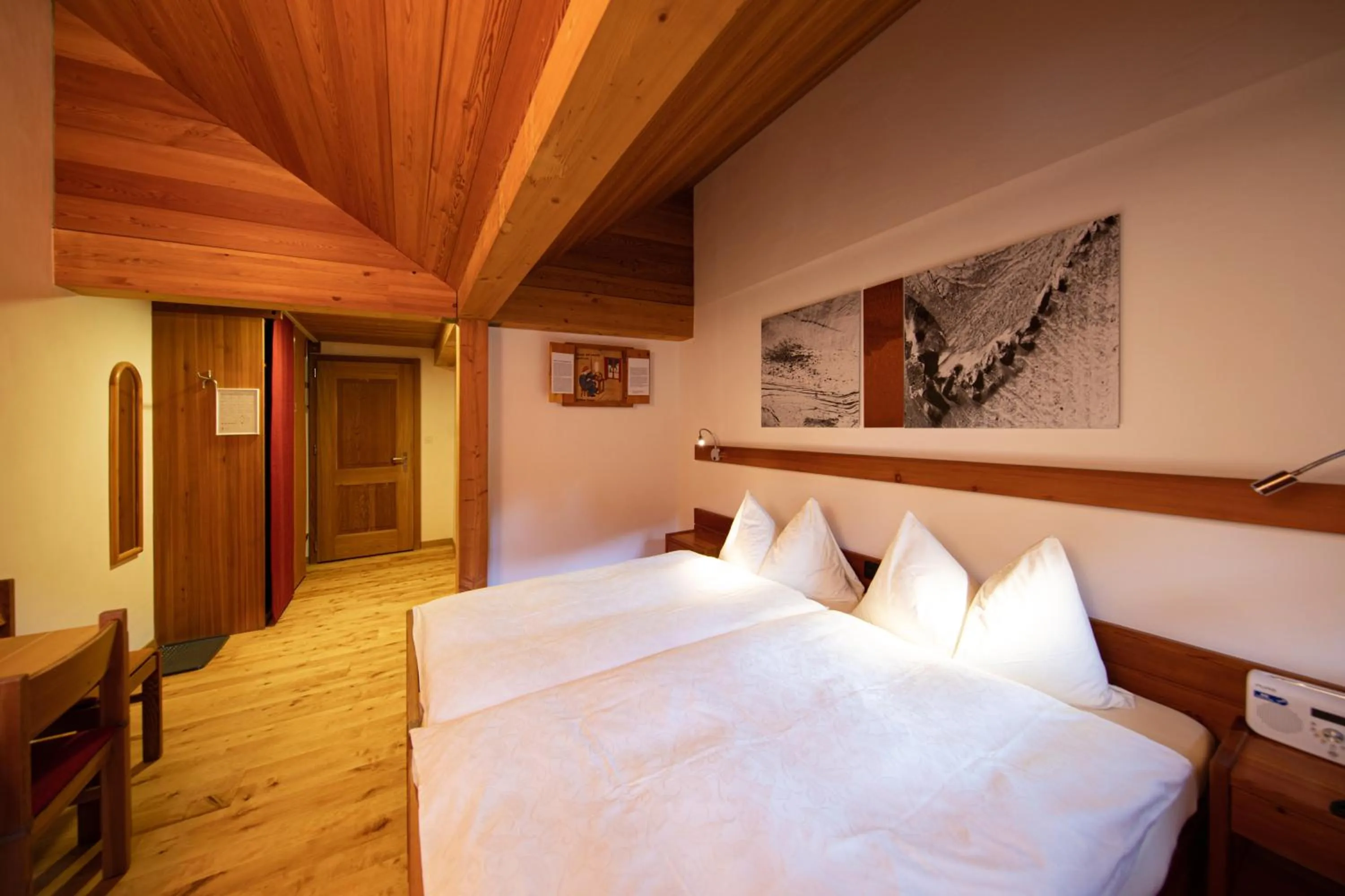 Photo of the whole room, Bed in Hotel Glocke