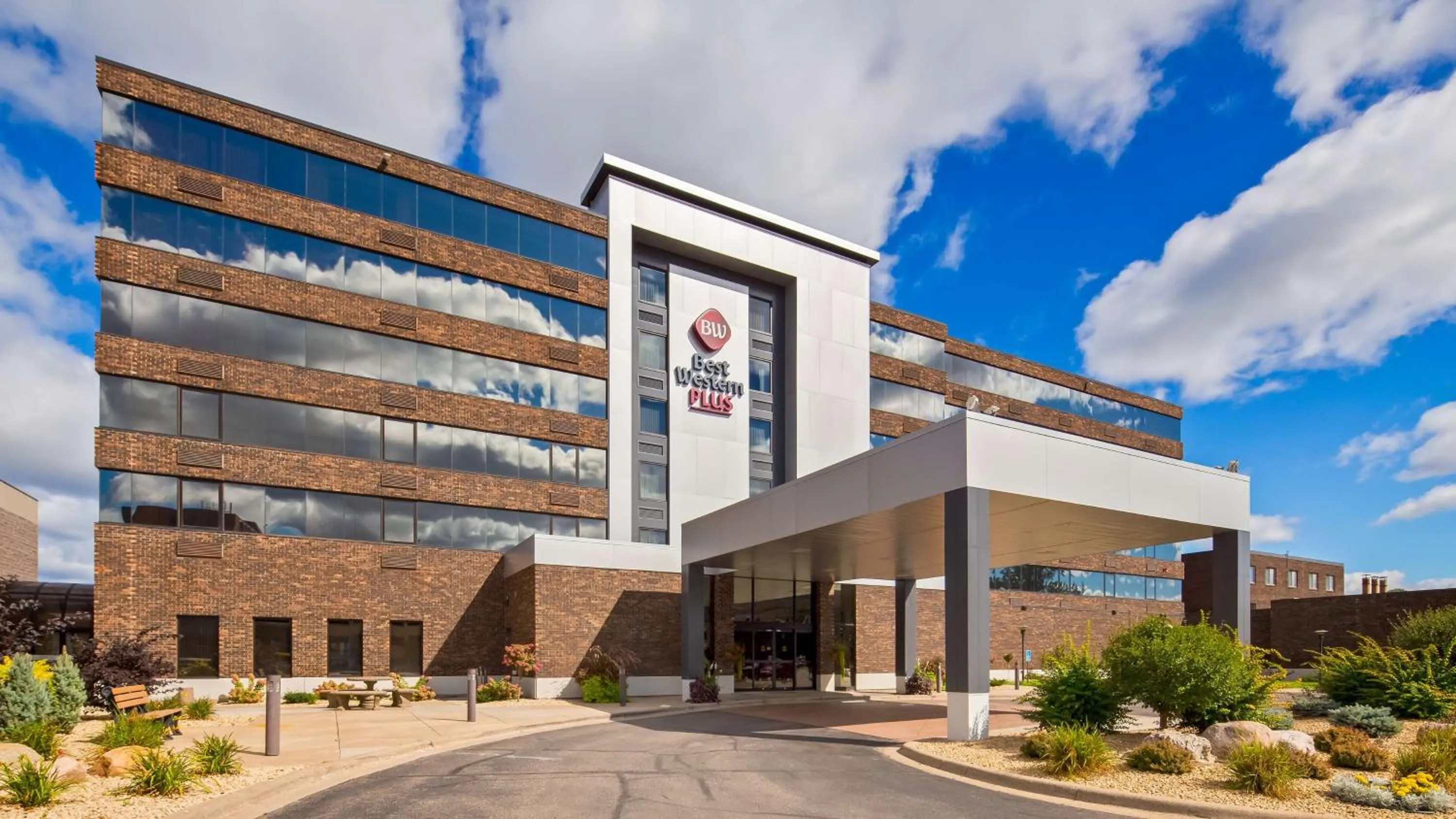 Property building in Best Western Plus Kelly Inn