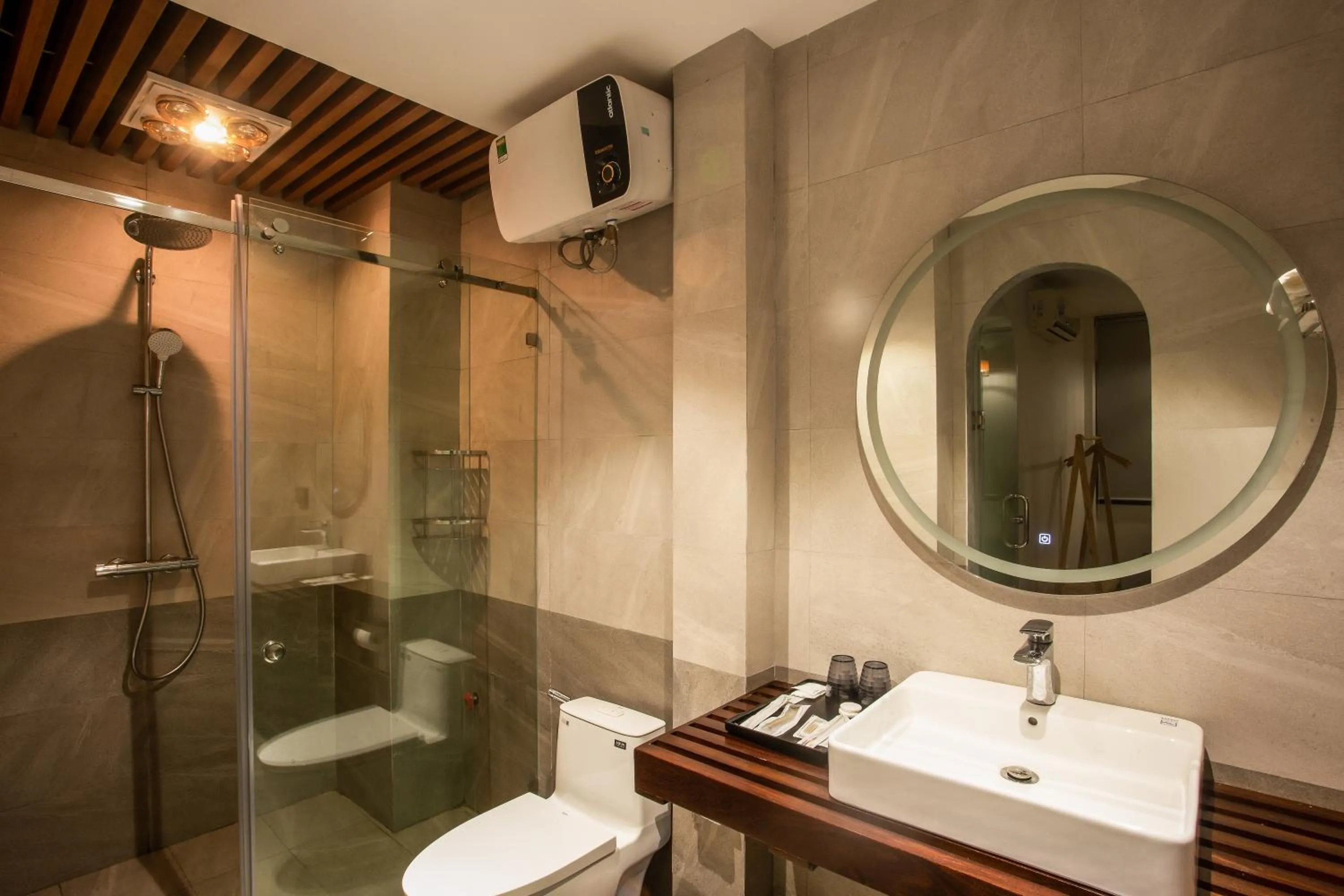 Shower in Lanha Hotel - Homestay
