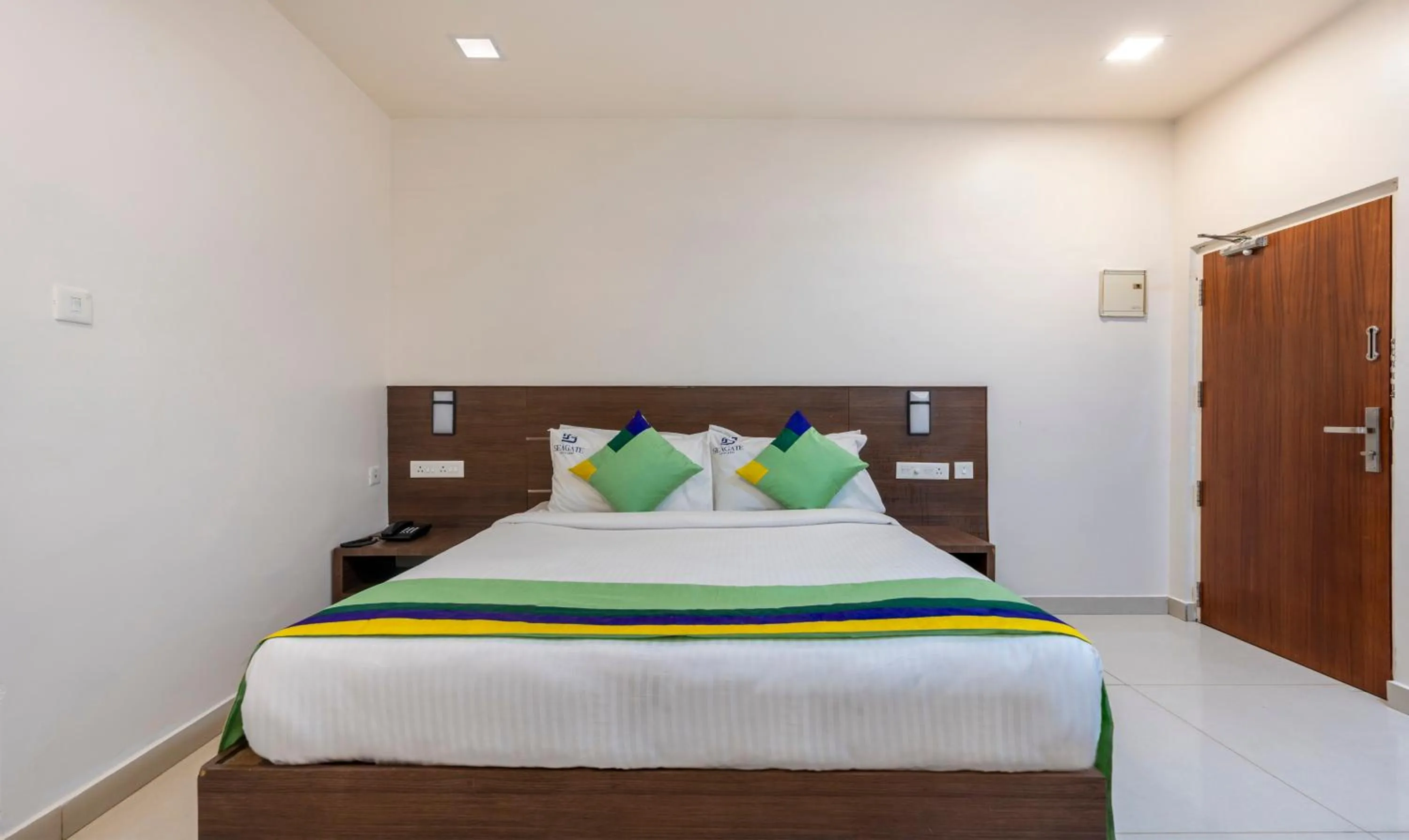 Bedroom, Bed in Treebo Seagate