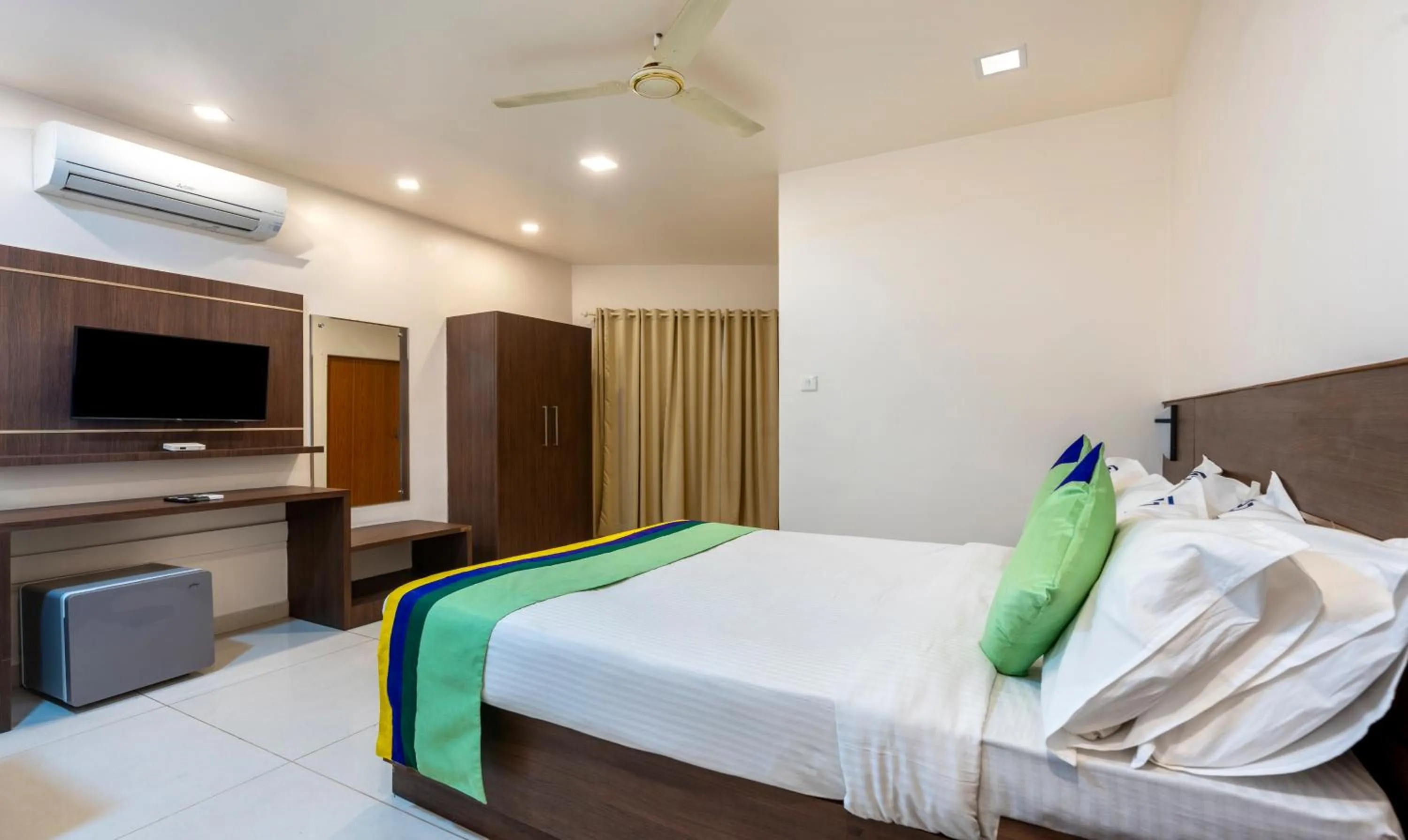 Bedroom, Bed in Treebo Seagate