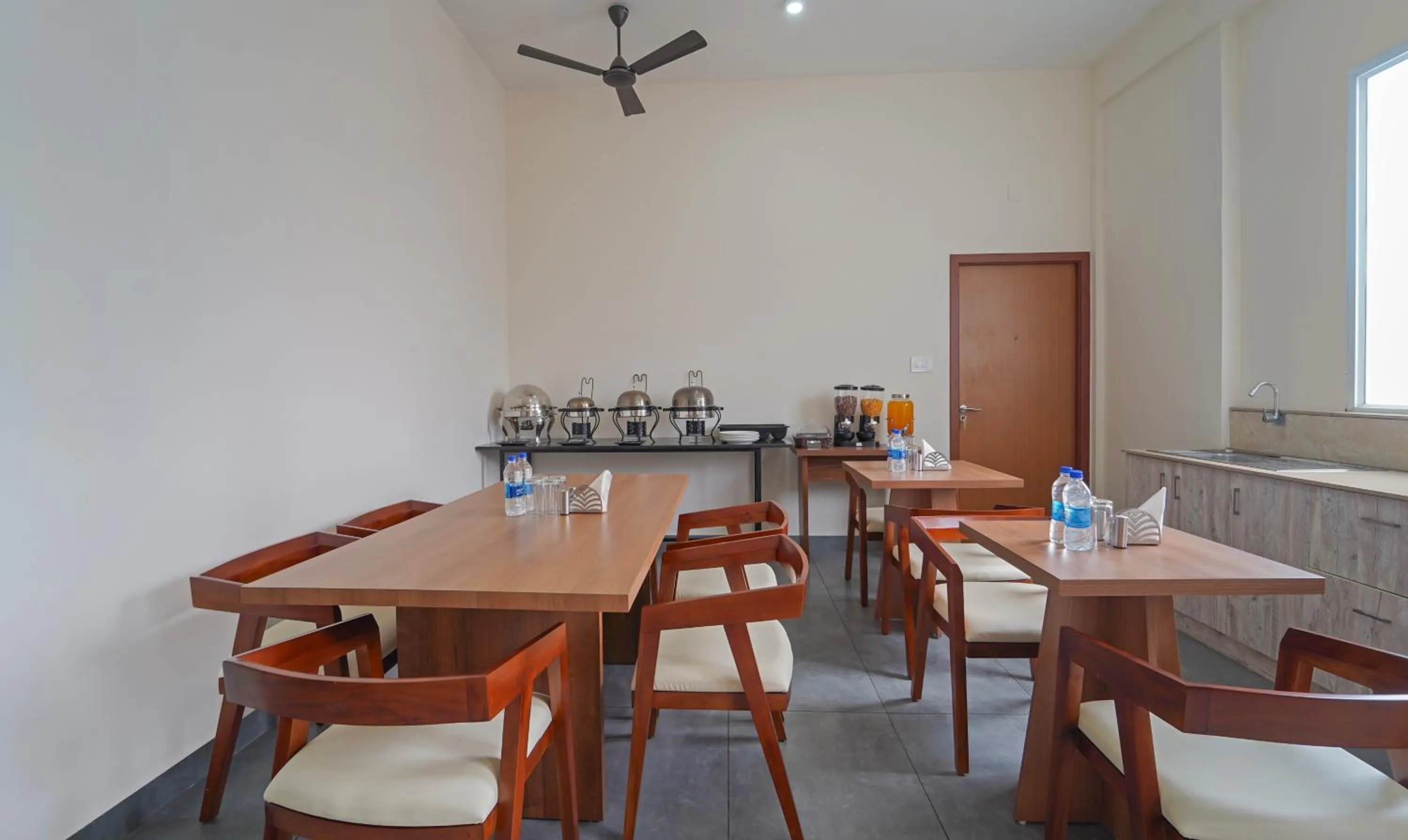 Dining area in Itsy Hotels Avani Stays, Vyttila, Kochi