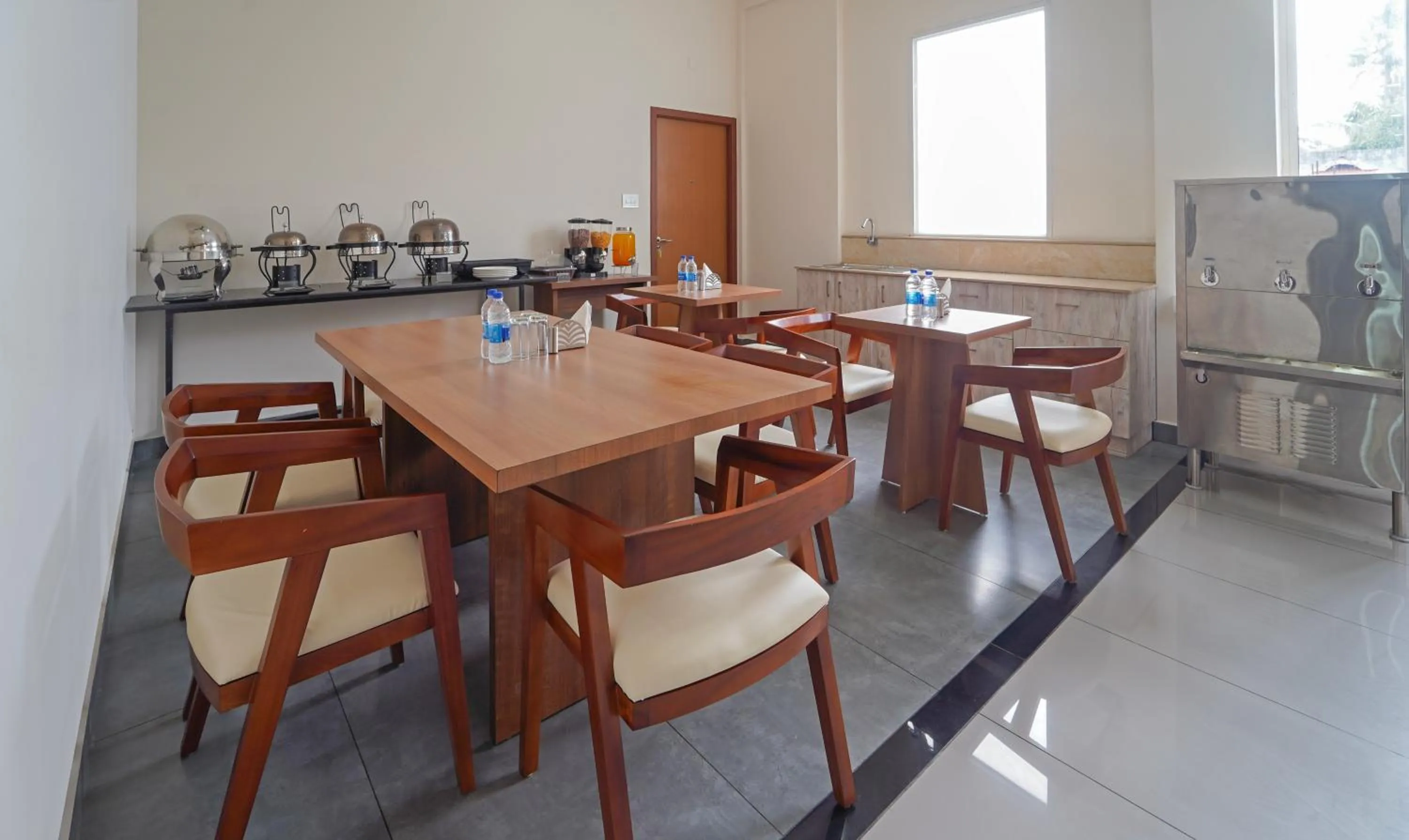 Dining area in Itsy Hotels Avani Stays, Vyttila, Kochi