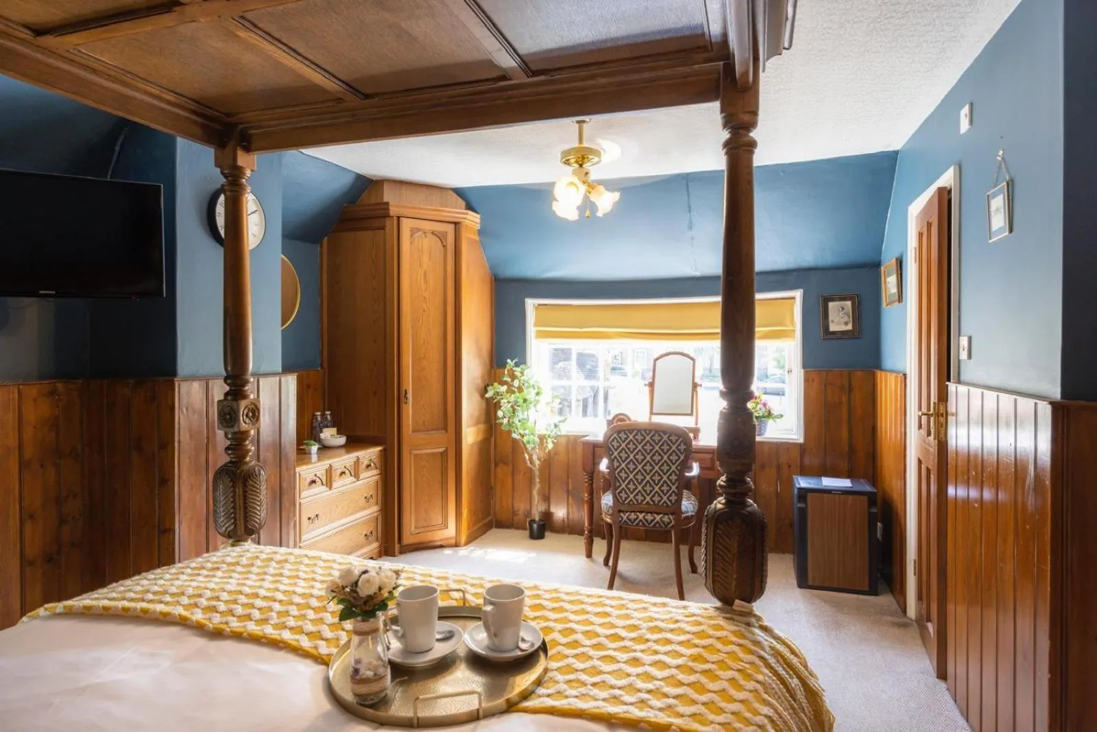 Bedroom in The Swan Inn