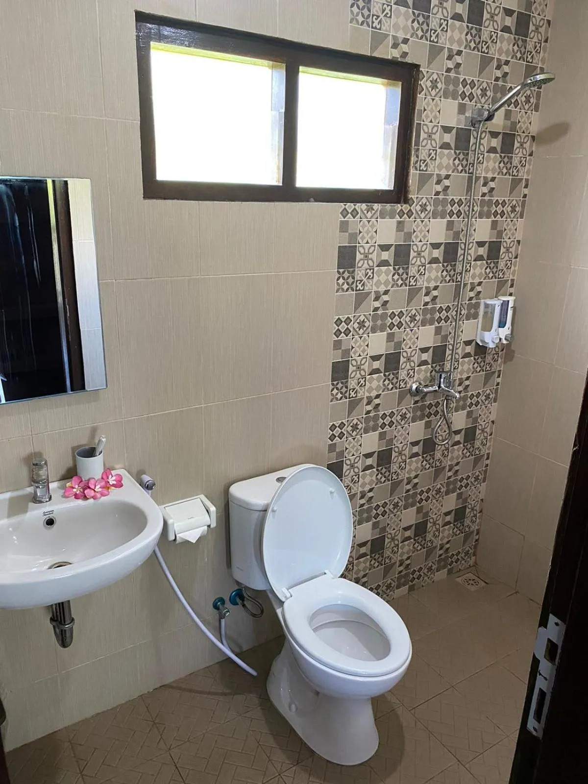 Shower in Q'Pelagos Sunset Bungalow