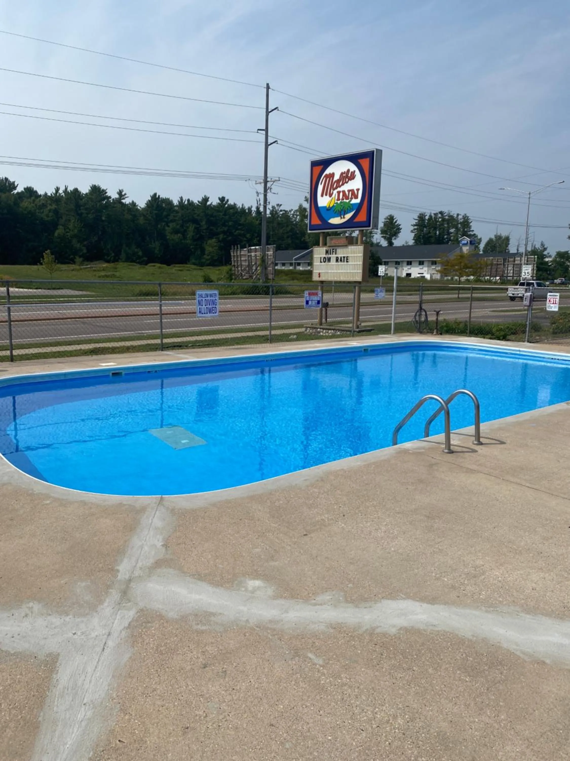 Swimming pool in Malibu Inn