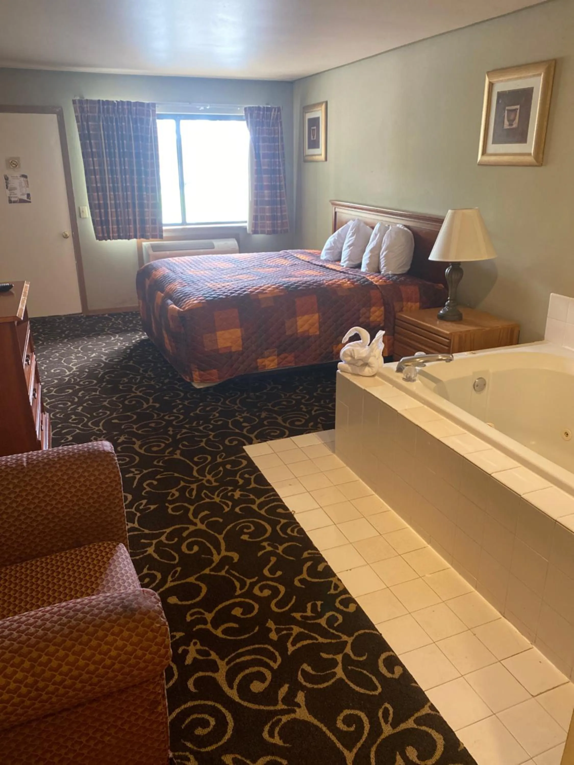 Photo of the whole room, Bed in Malibu Inn